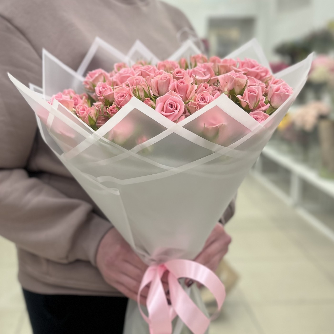 19 розовых кустовых роз Одилия 50 см