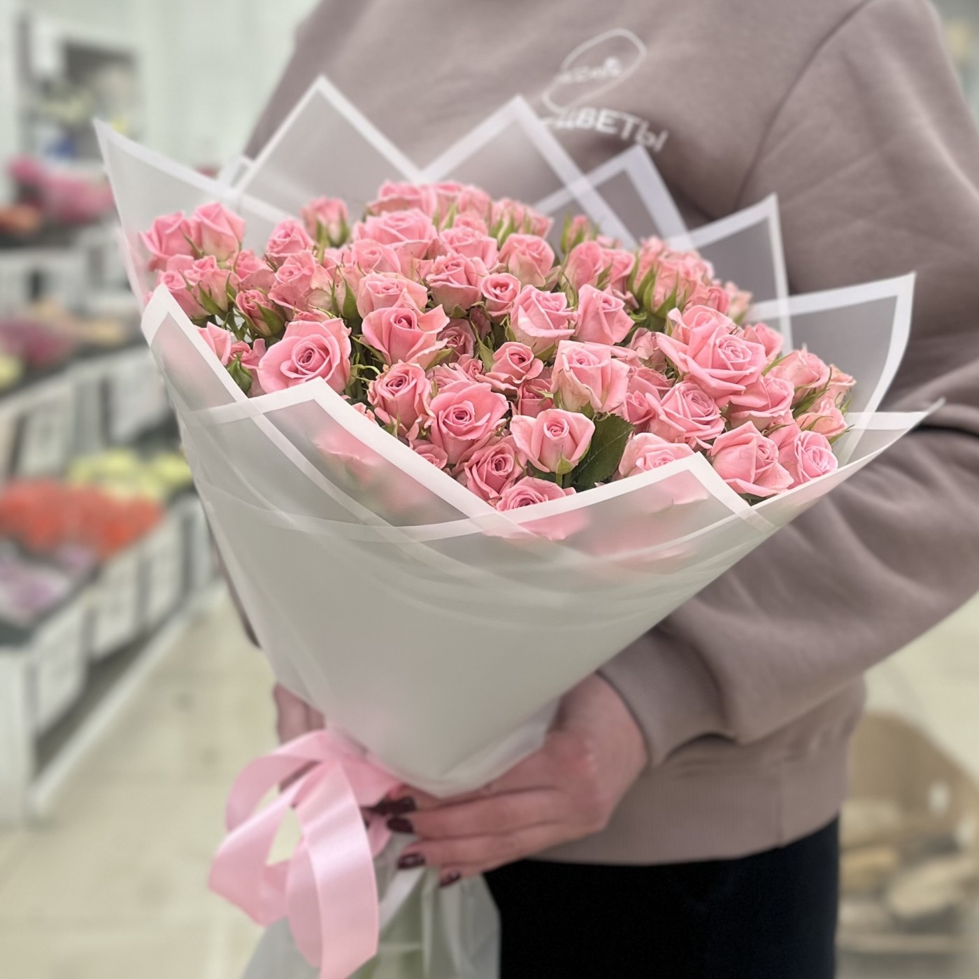 19 розовых кустовых роз Одилия 50 см