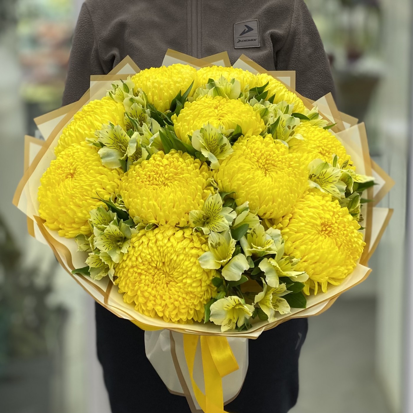 11 желтых хризантем с альстромерией
