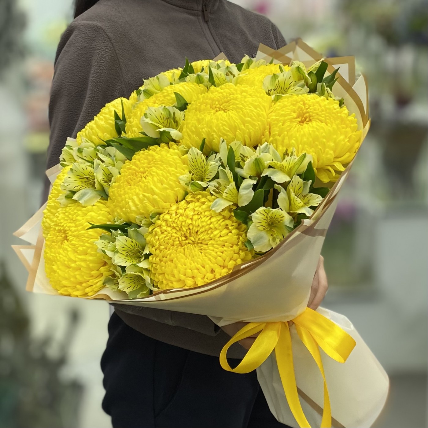 11 желтых хризантем с альстромерией