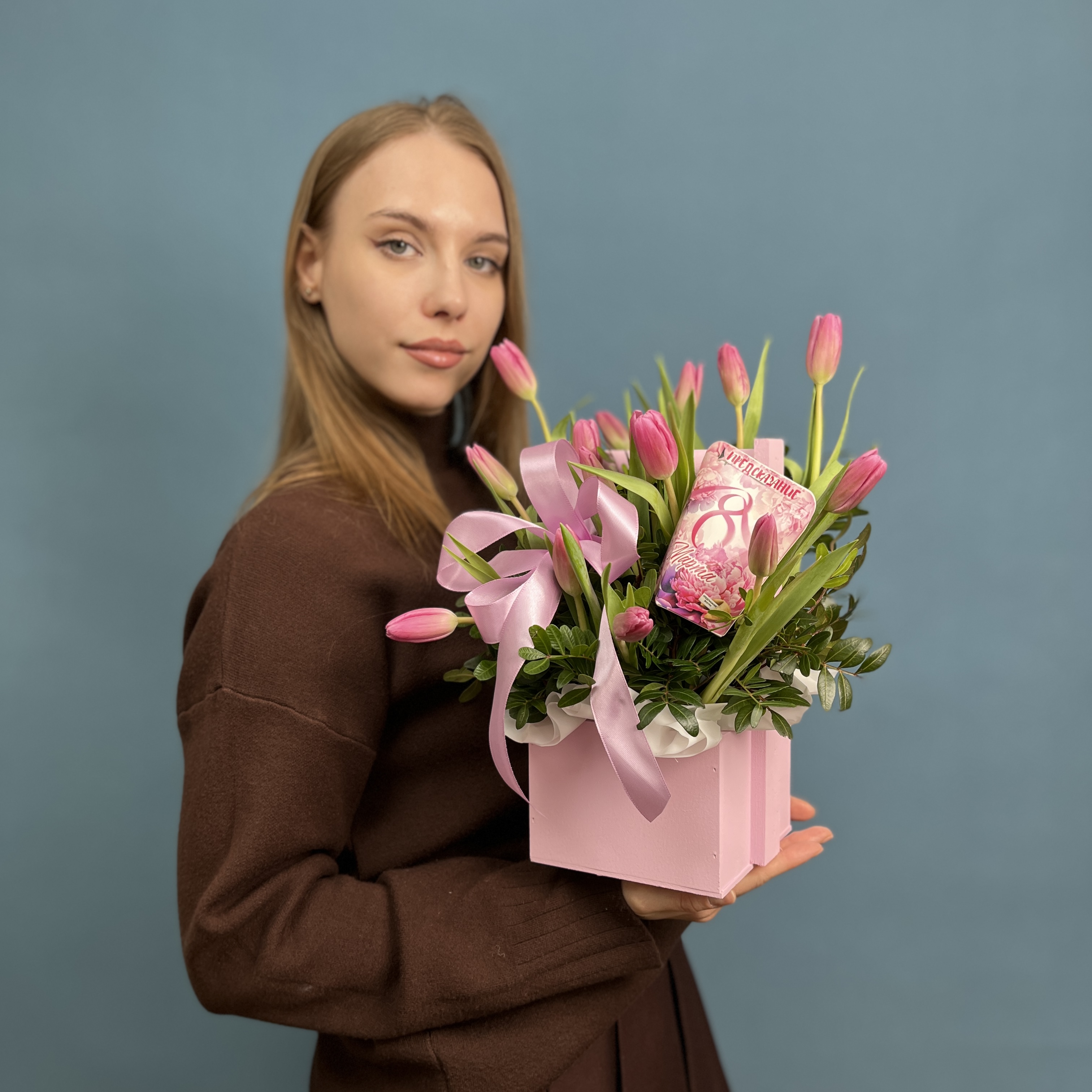 15 розовых тюльпанов в кашпо с 8 марта