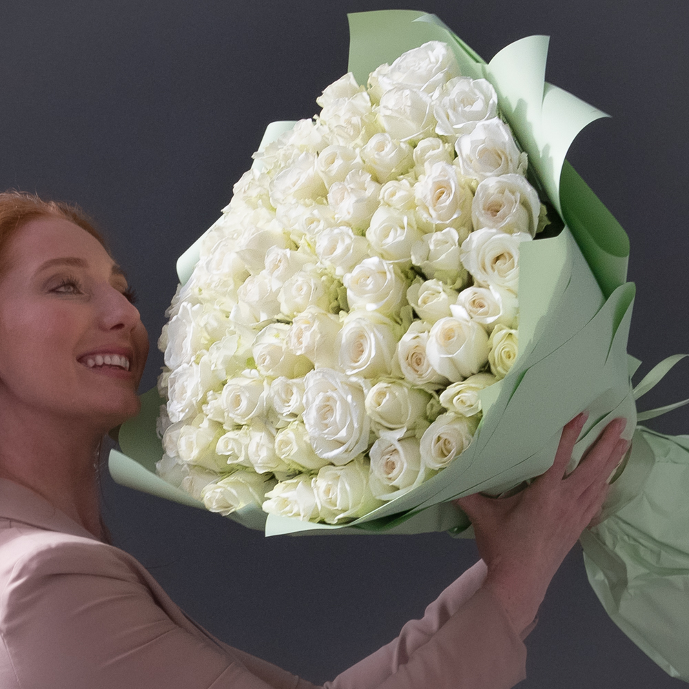 75 длинных белых роз