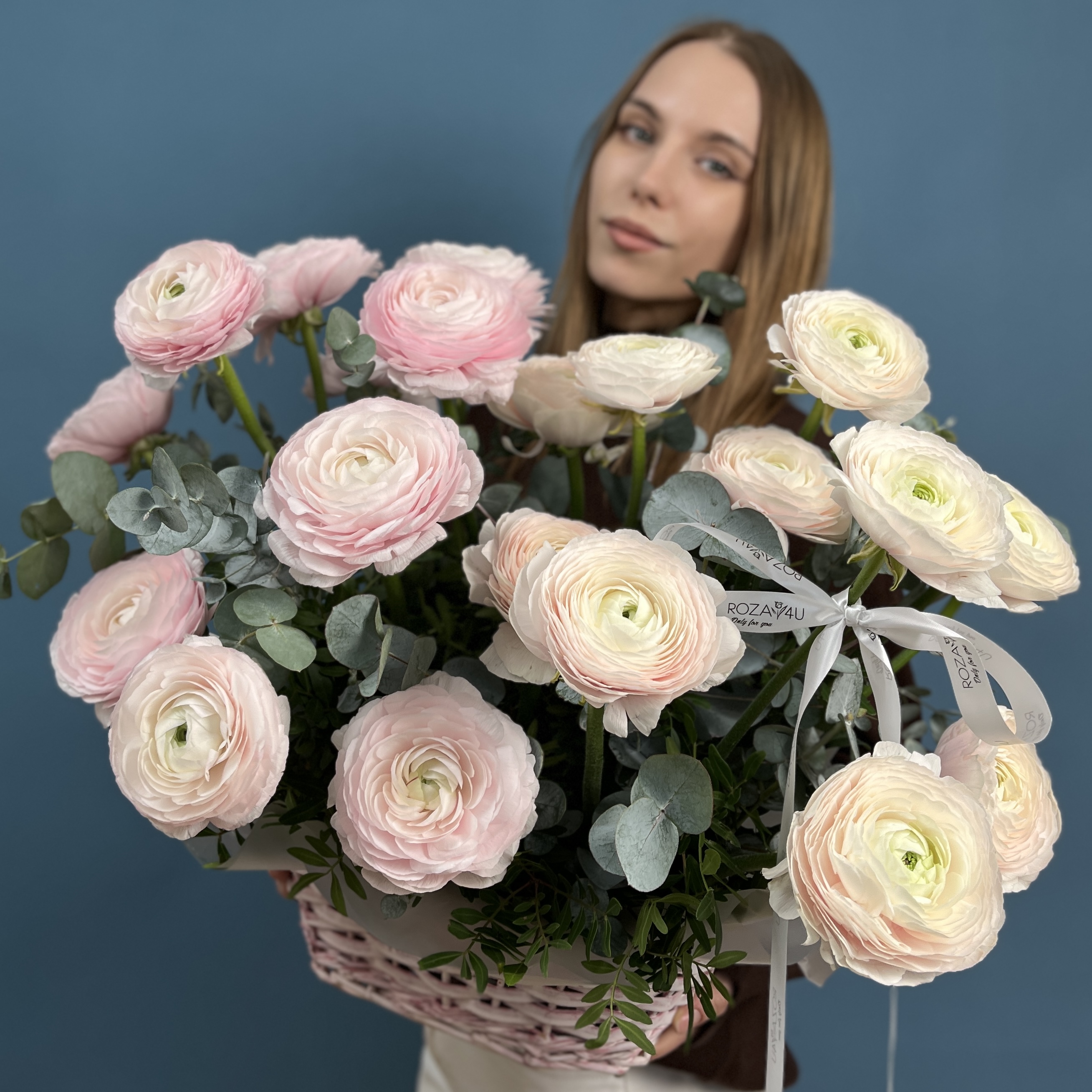 Розовая корзина с ранункулюсами