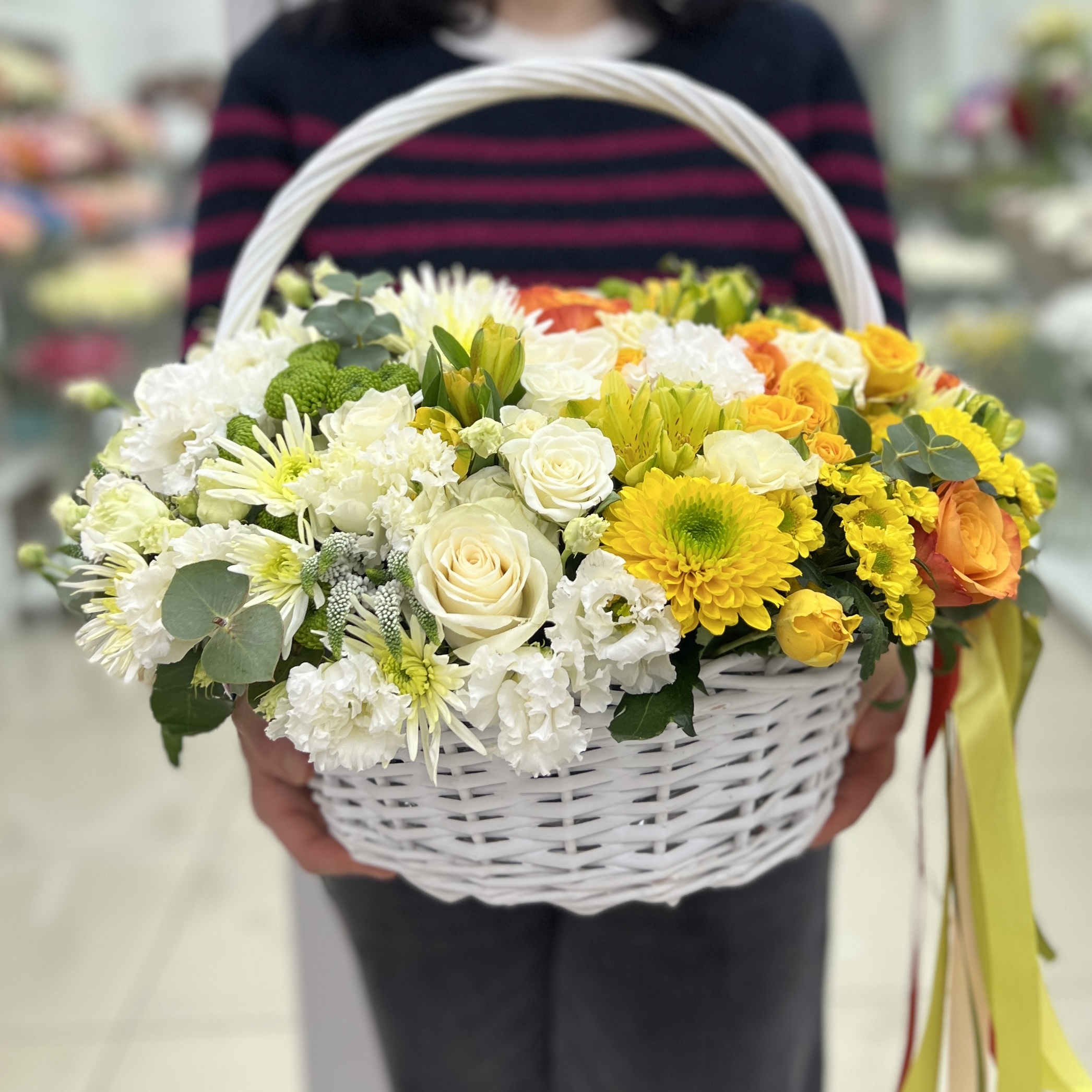 Сборная корзина бело-желтая MIX