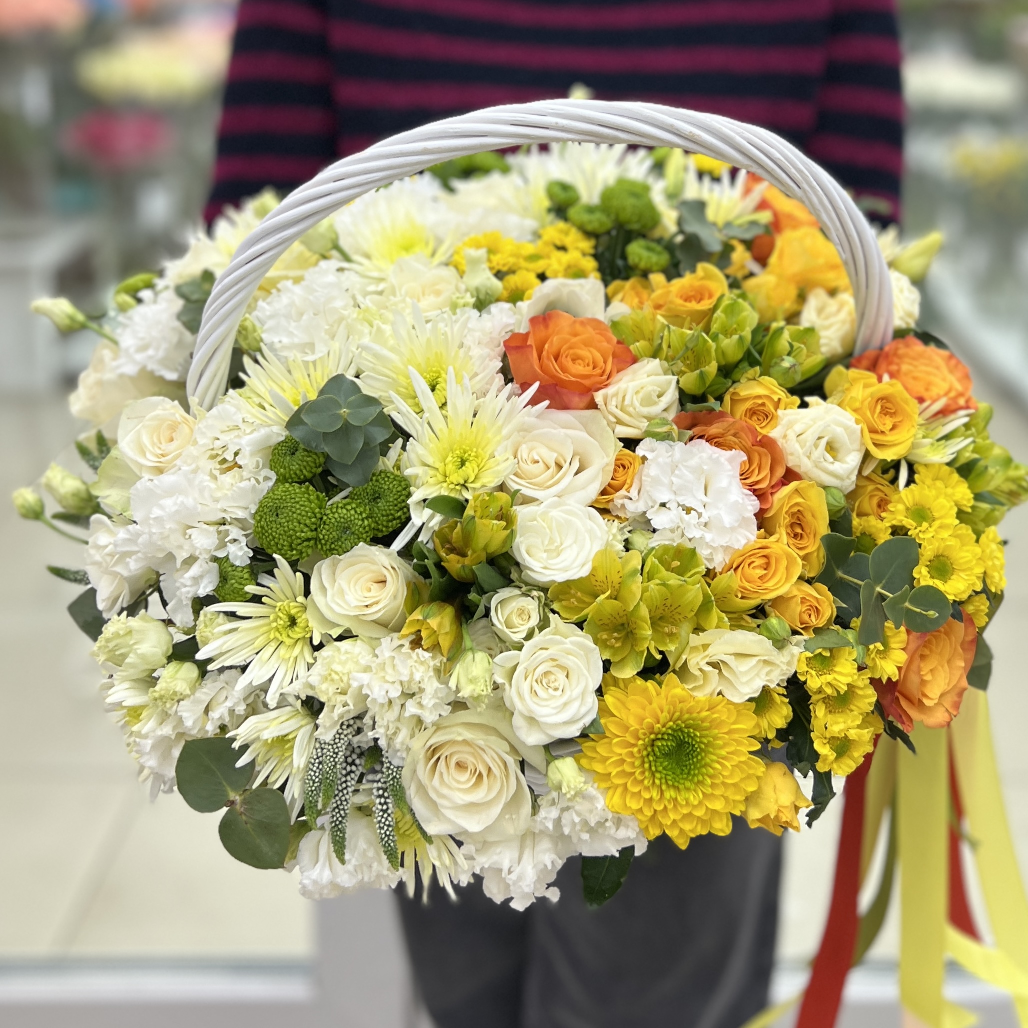 Сборная корзина бело-желтая MIX