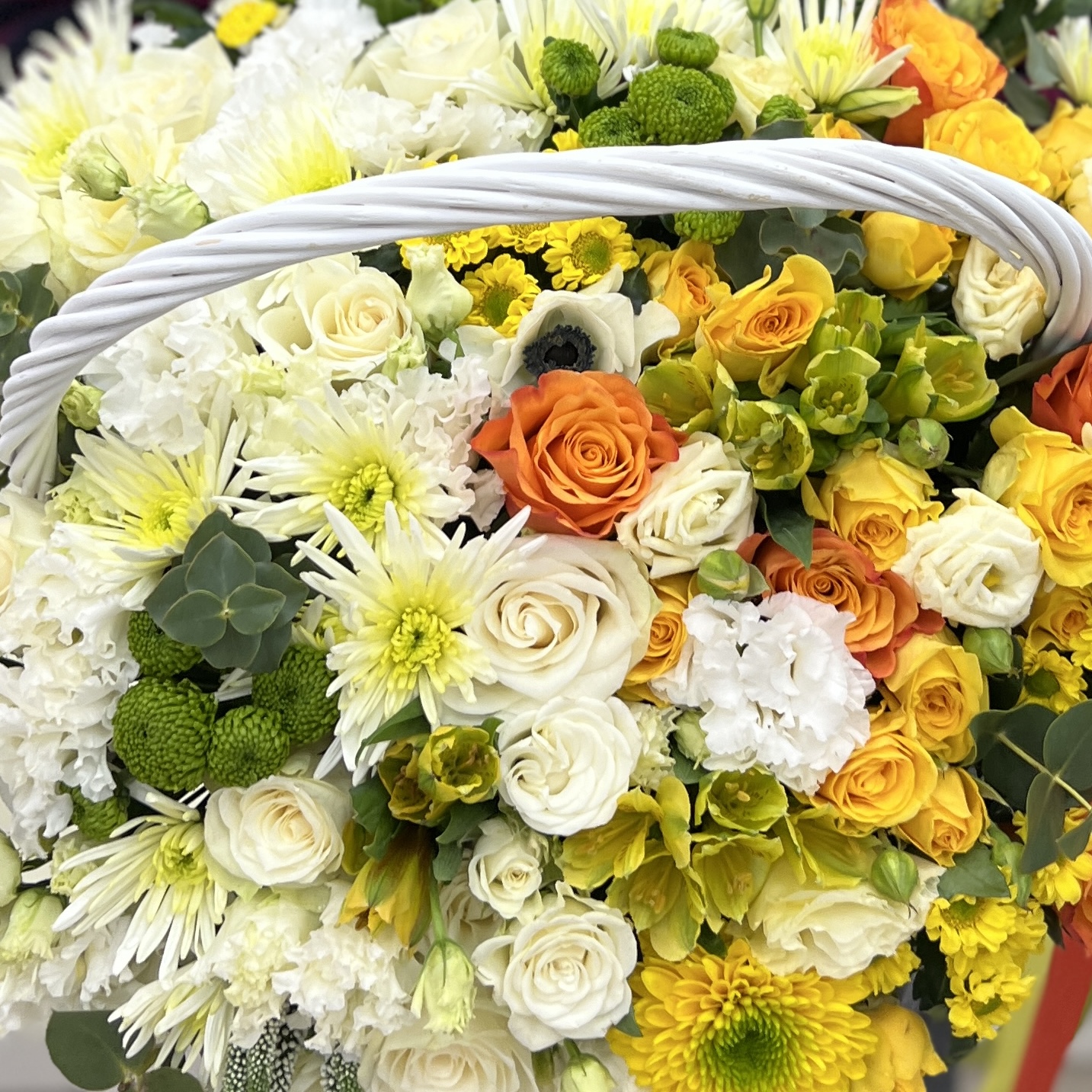 Сборная корзина бело-желтая MIX