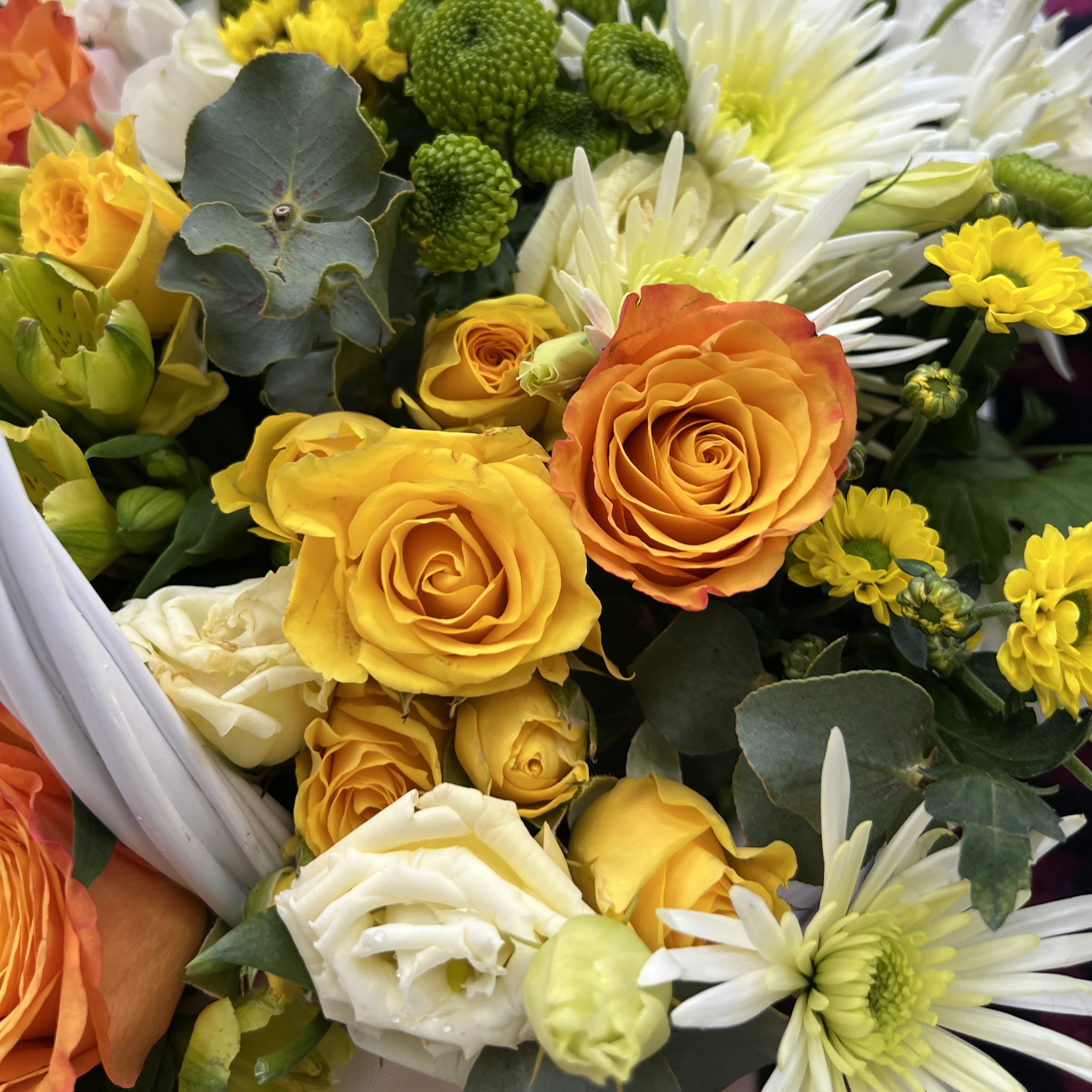 Сборная корзина бело-желтая MIX