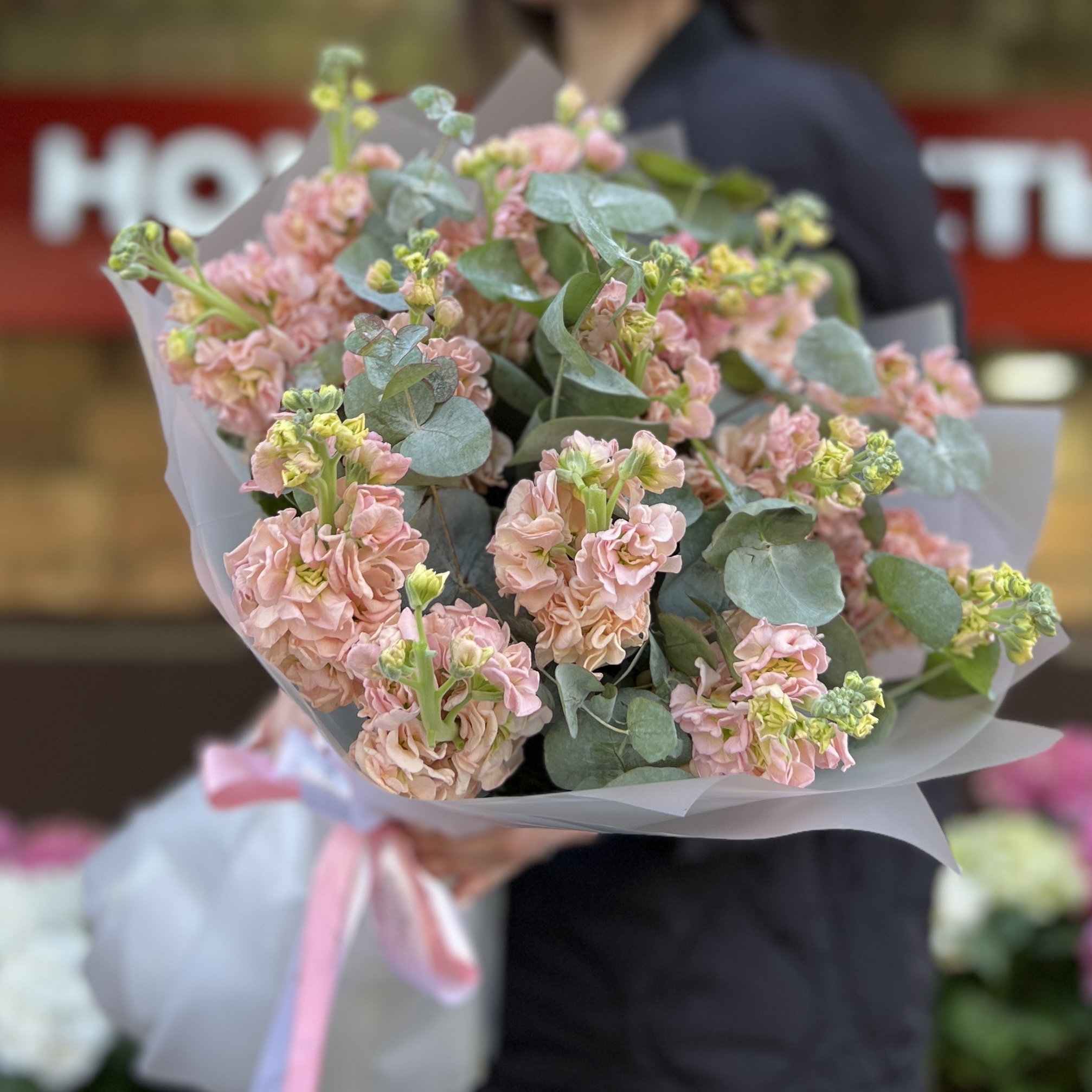 Букет из 15 персиковых маттиол с эвкалиптом