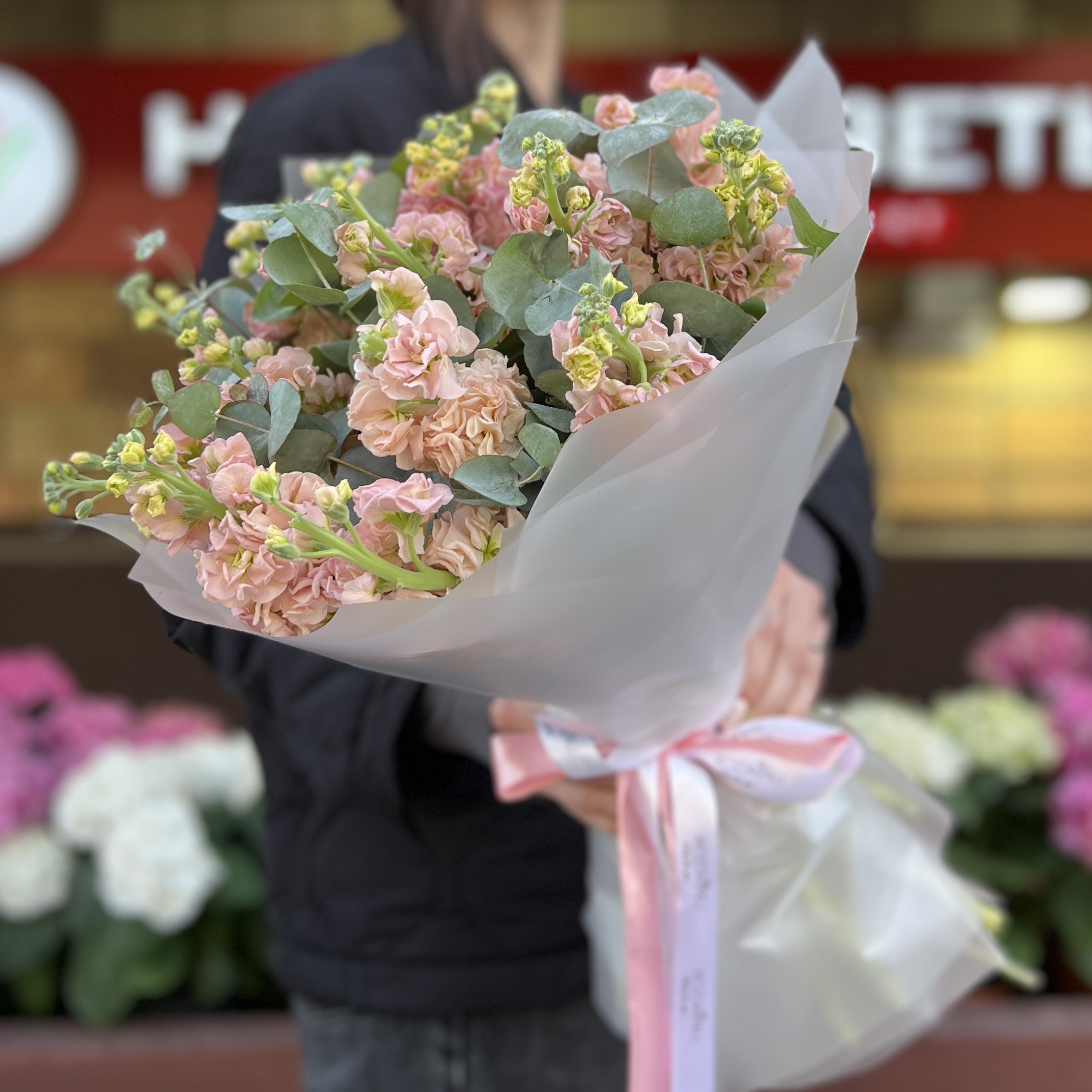 Букет из 15 персиковых маттиол с эвкалиптом