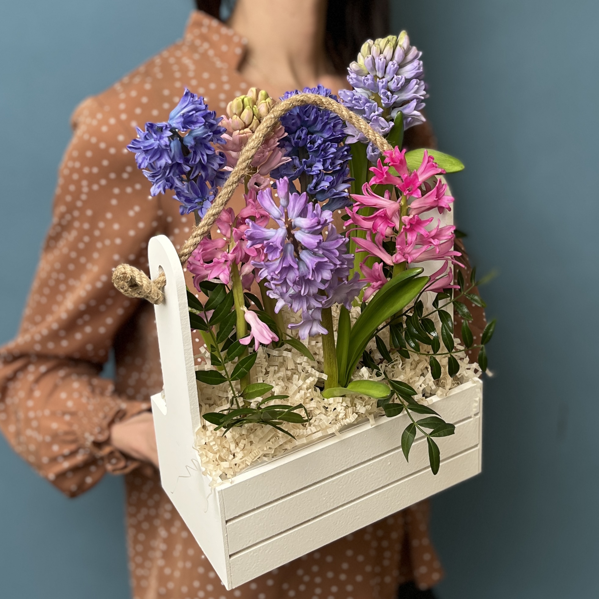 7 гиацинтов в деревянном кашпо