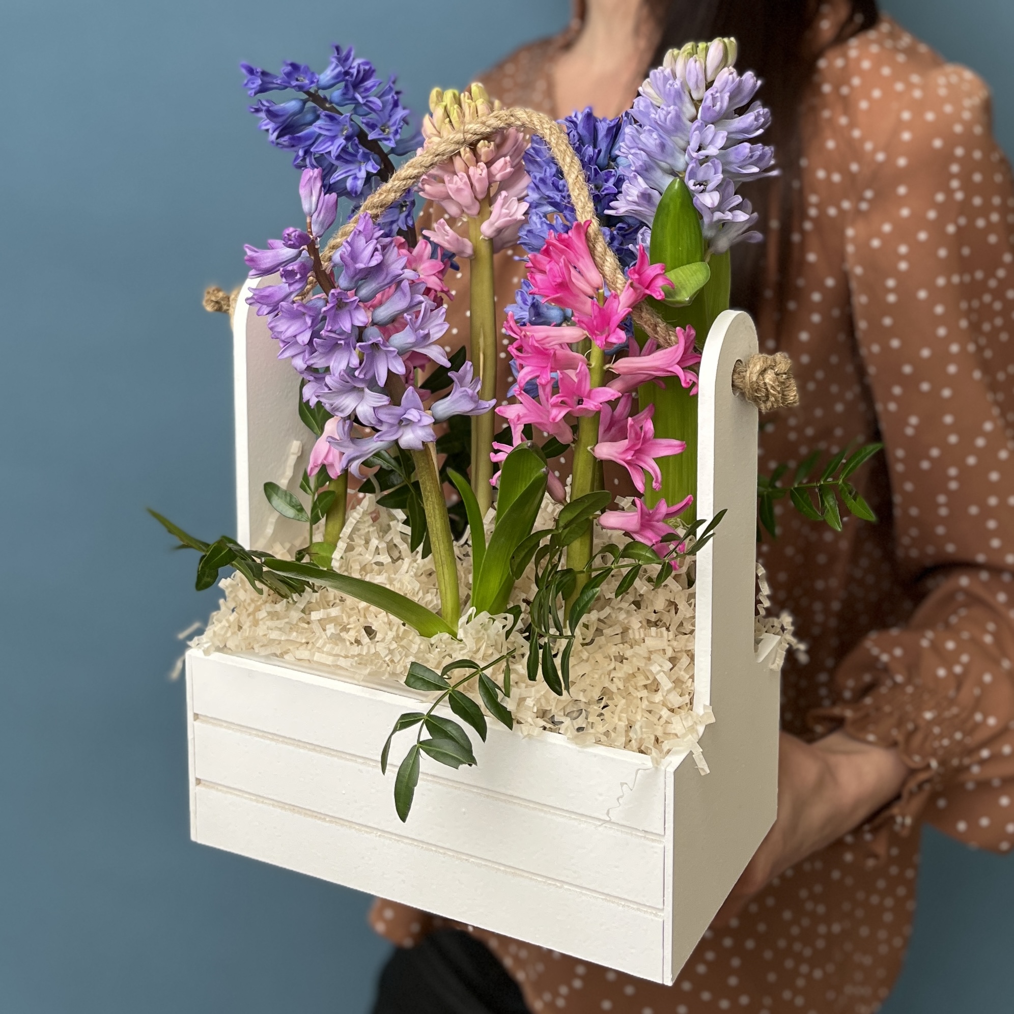 7 гиацинтов в деревянном кашпо