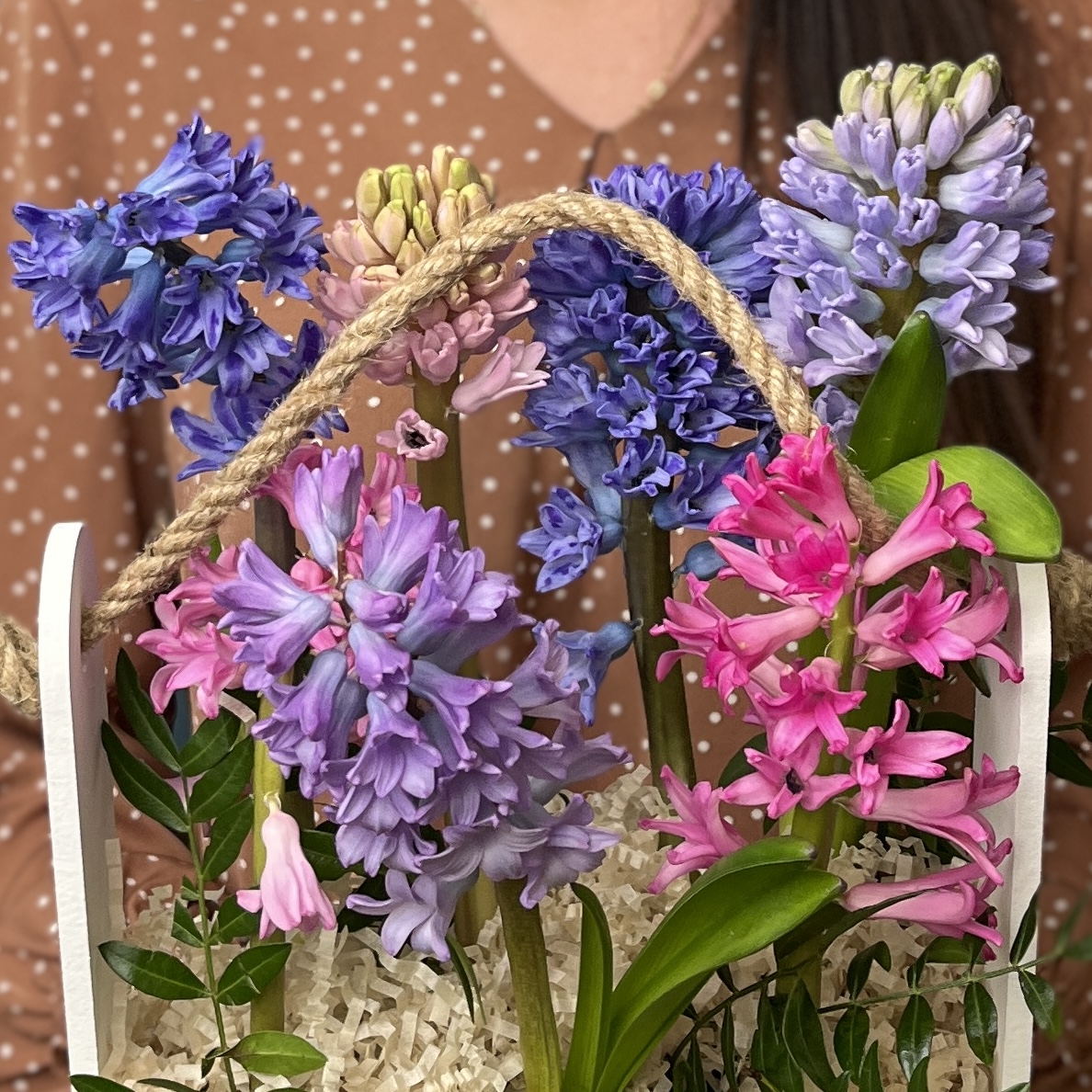 7 гиацинтов в деревянном кашпо