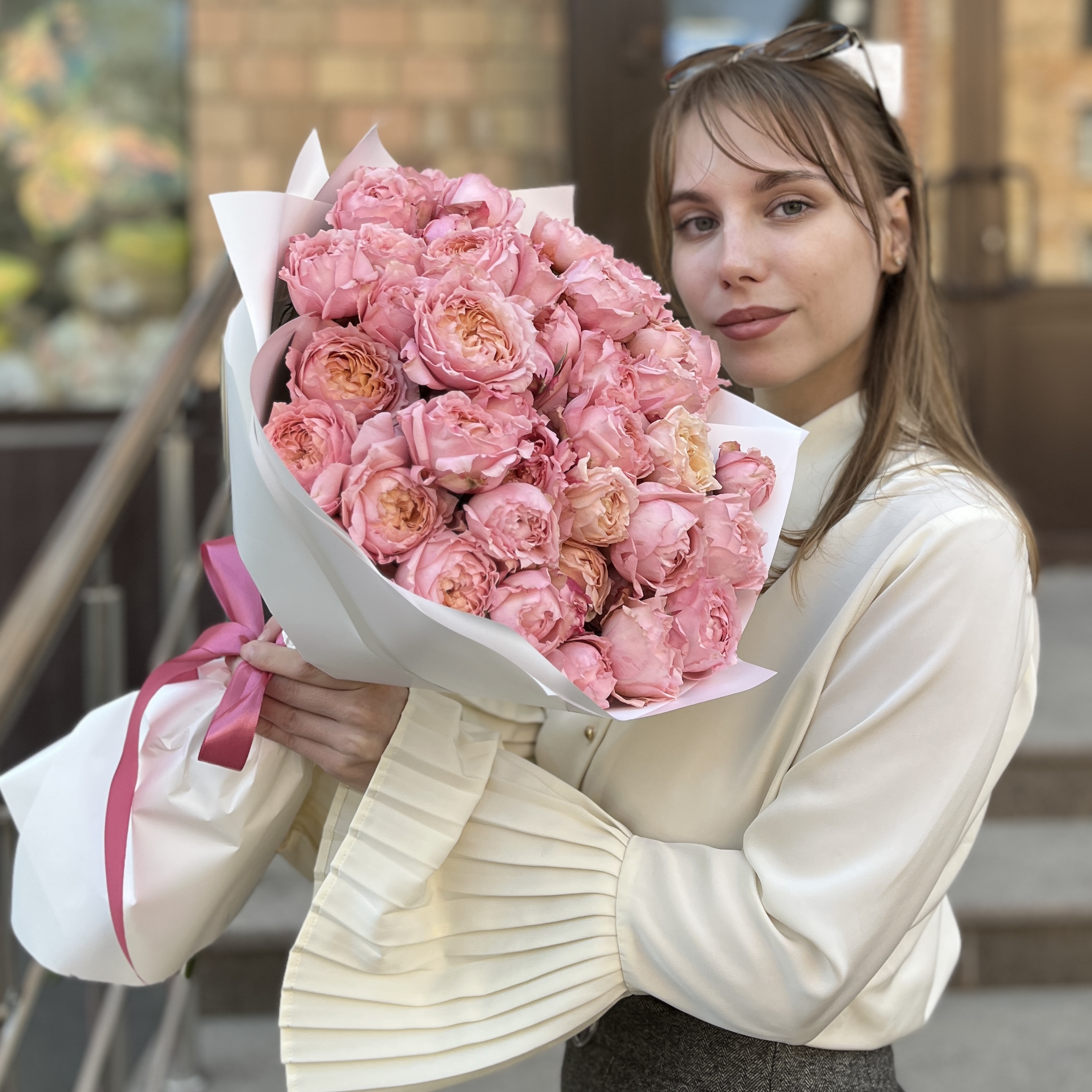 15 кустовых пионовидных персиковых роз Джульетта 50 см