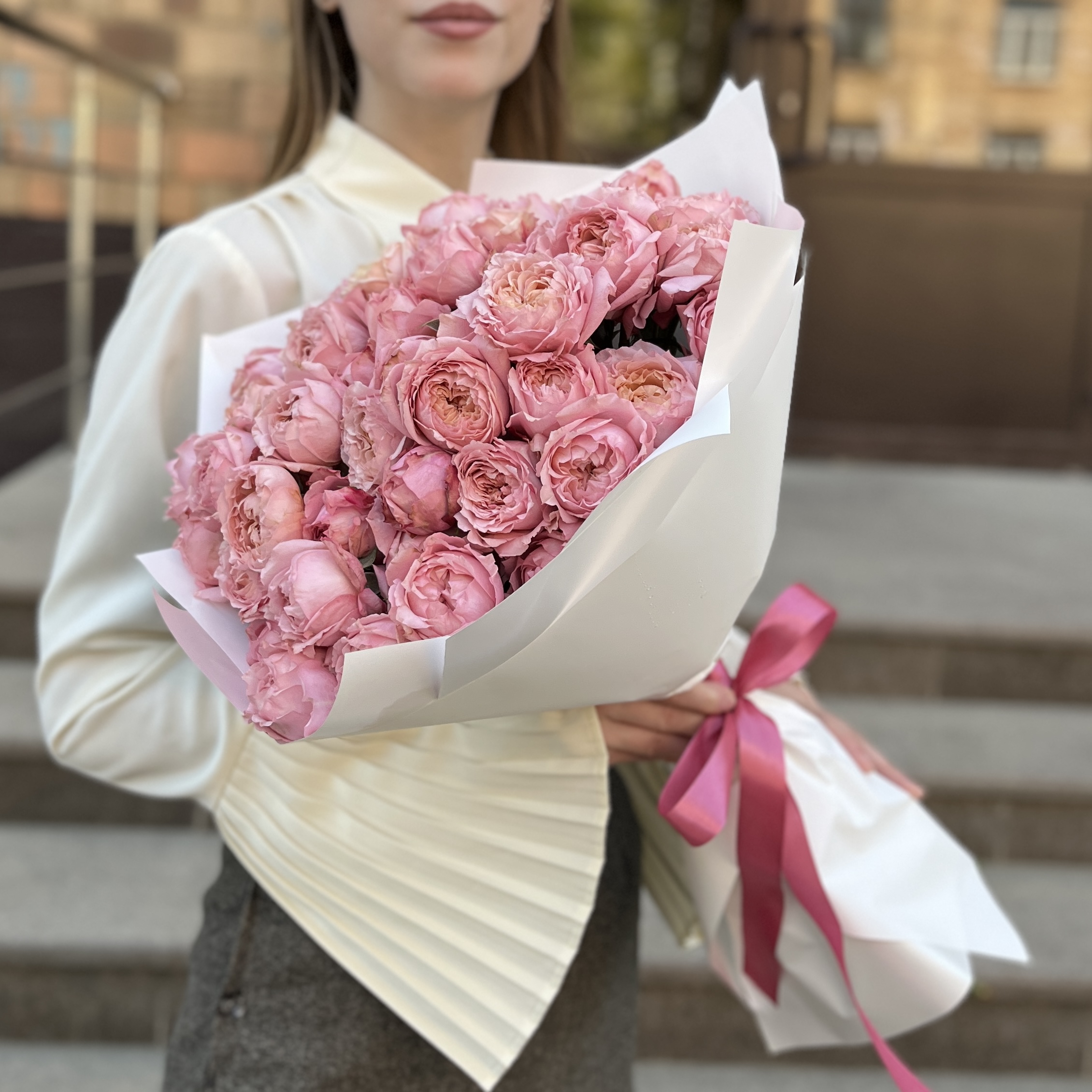 15 кустовых пионовидных персиковых роз Джульетта 50 см