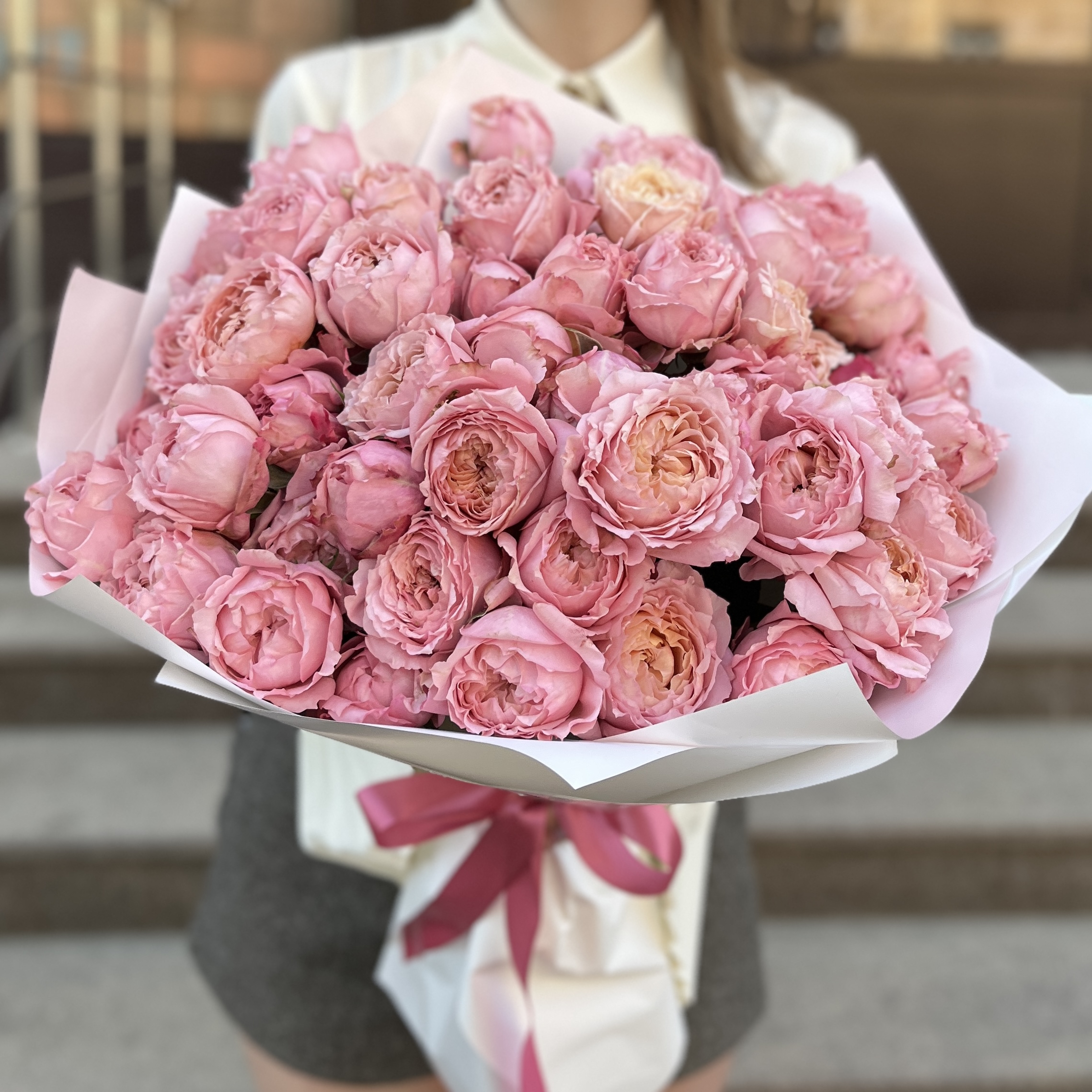 15 кустовых пионовидных персиковых роз Джульетта 50 см