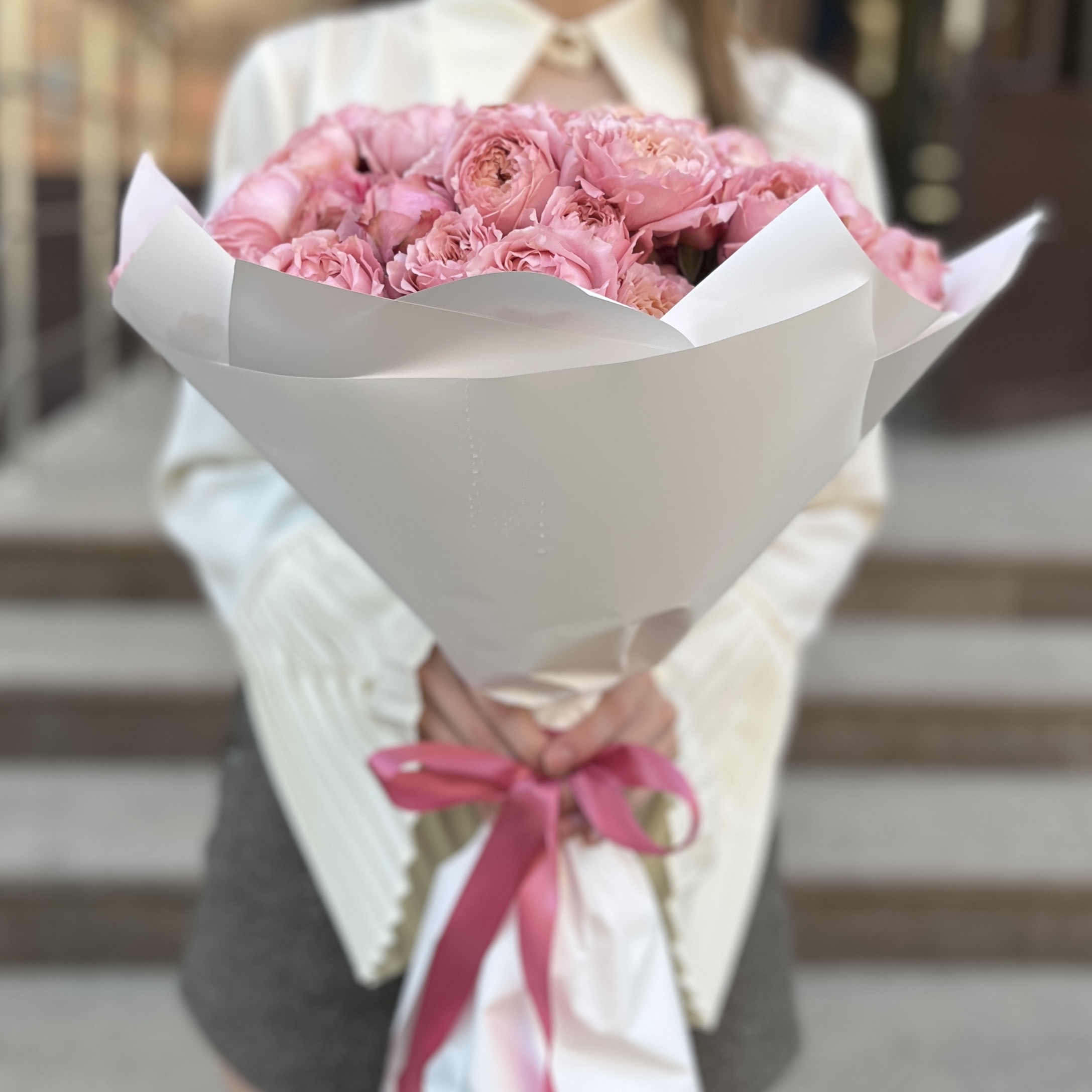 15 кустовых пионовидных персиковых роз Джульетта 50 см