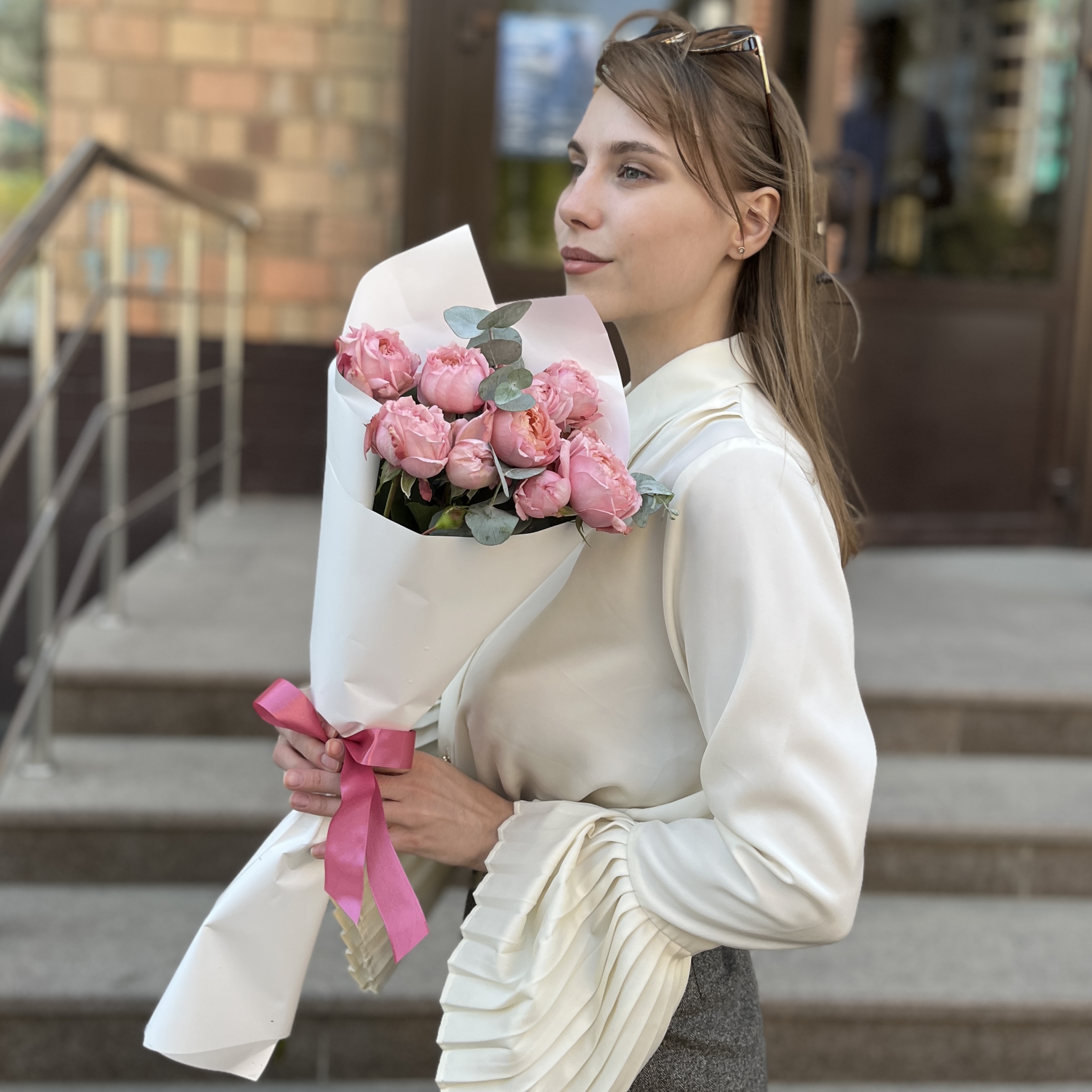 Комплимент пионовидных персиковых роз Джульетта 50 см