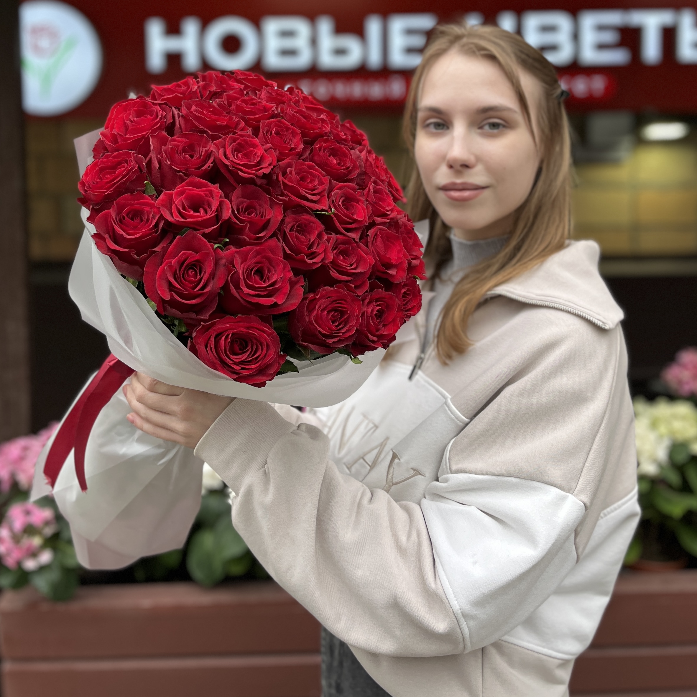 35 красных роз Мадам Ред 50 см