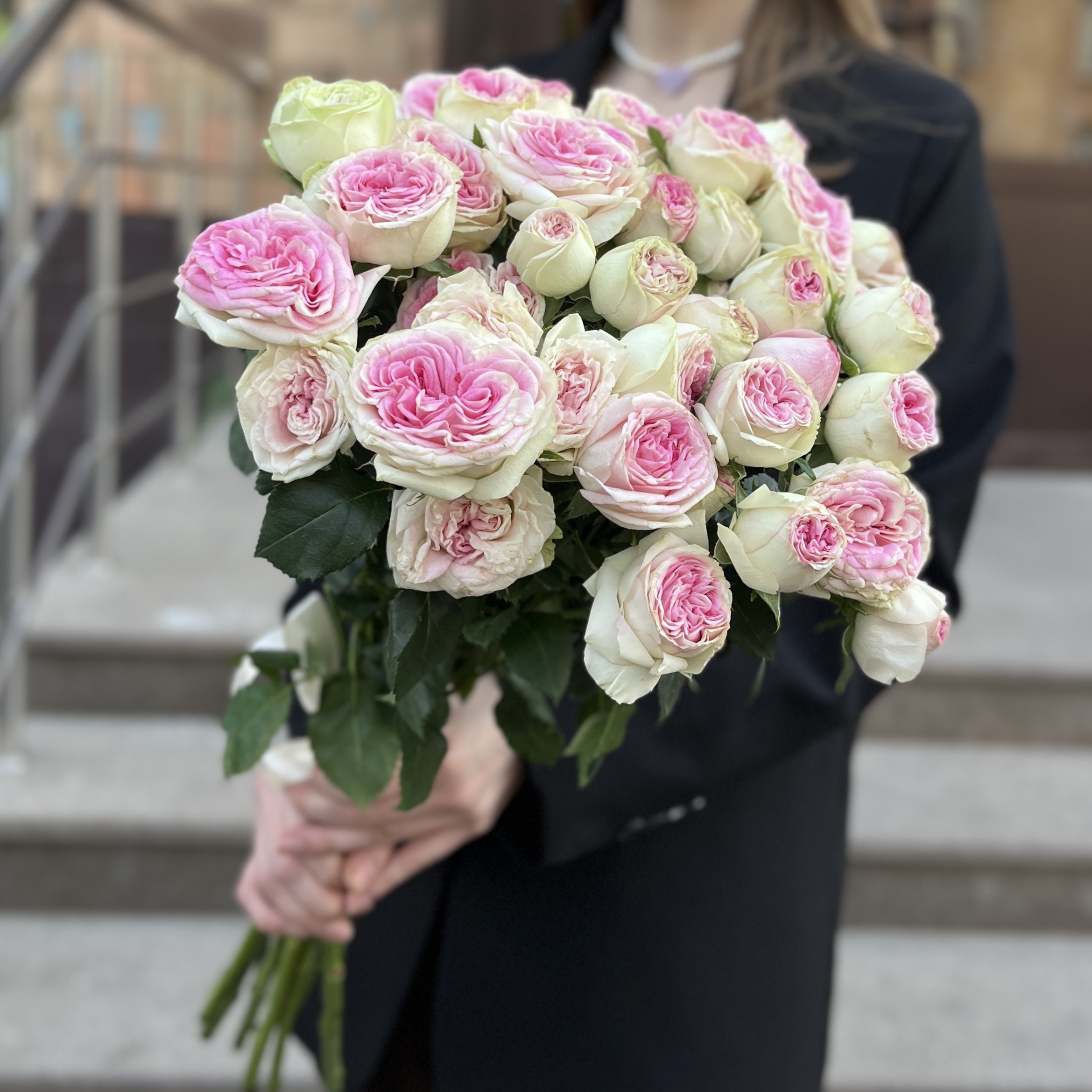11 кустовых пионовидных роз Джелатто 50 см