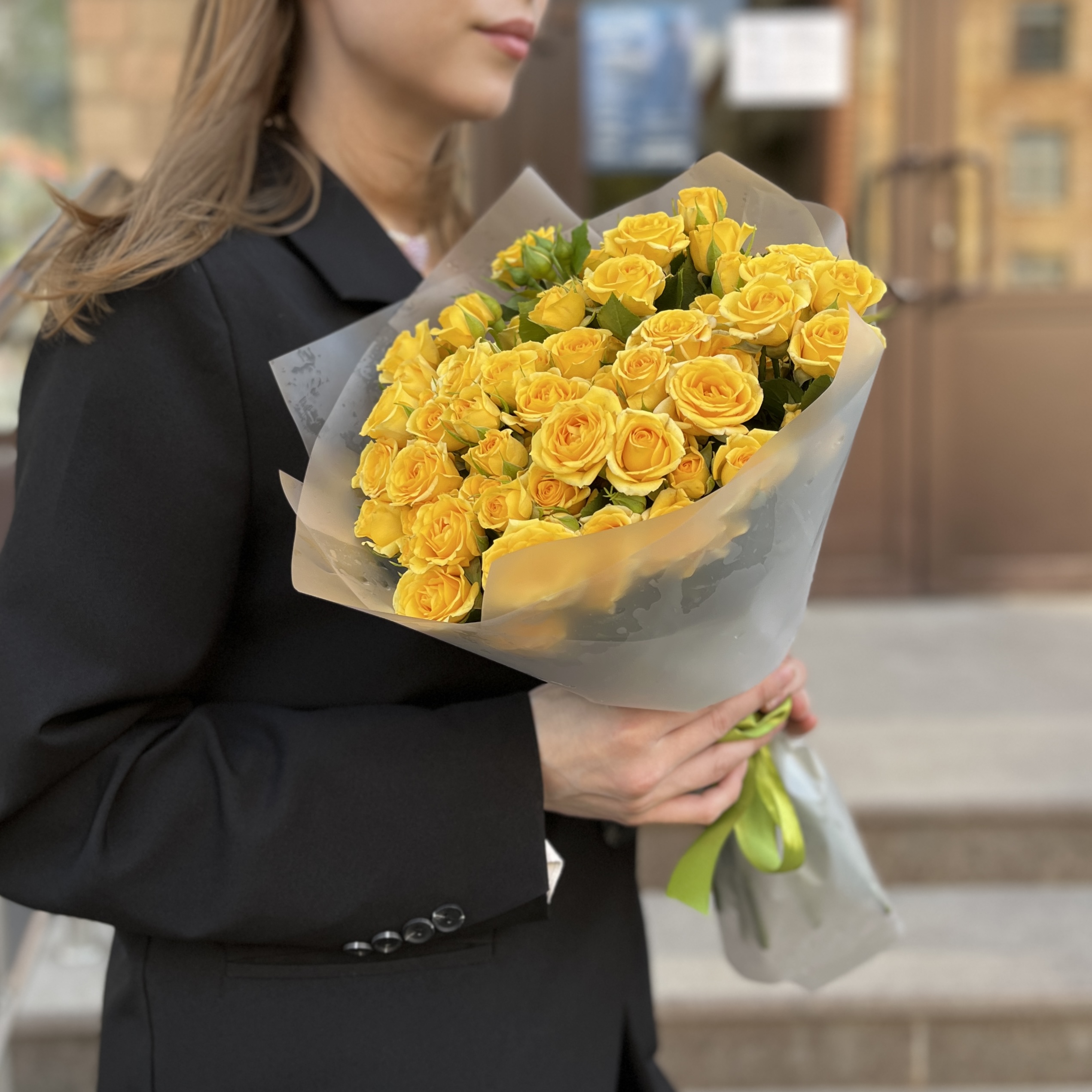 15 кустовых роз Еллоу бейби 40 см