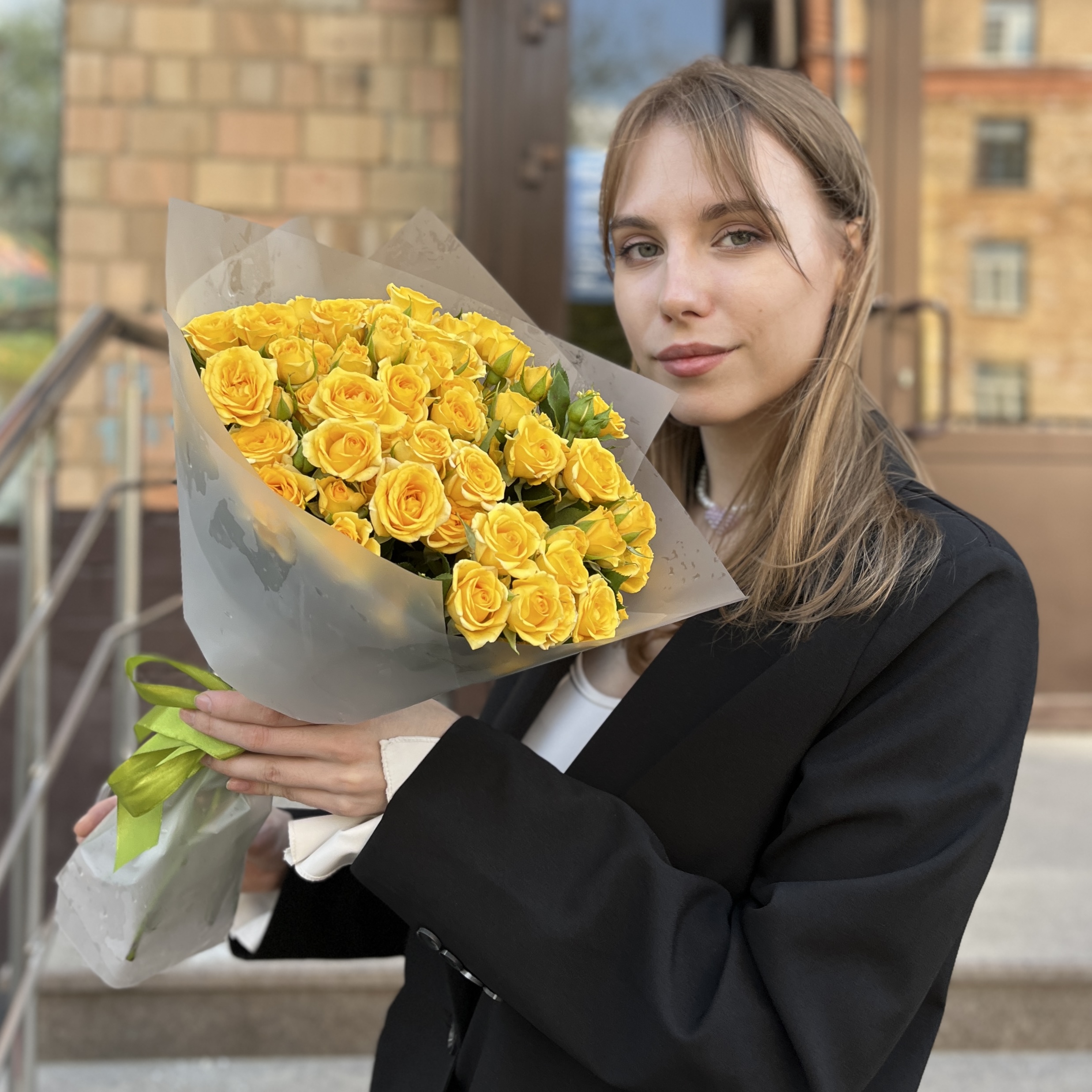 15 кустовых роз Еллоу бейби 40 см