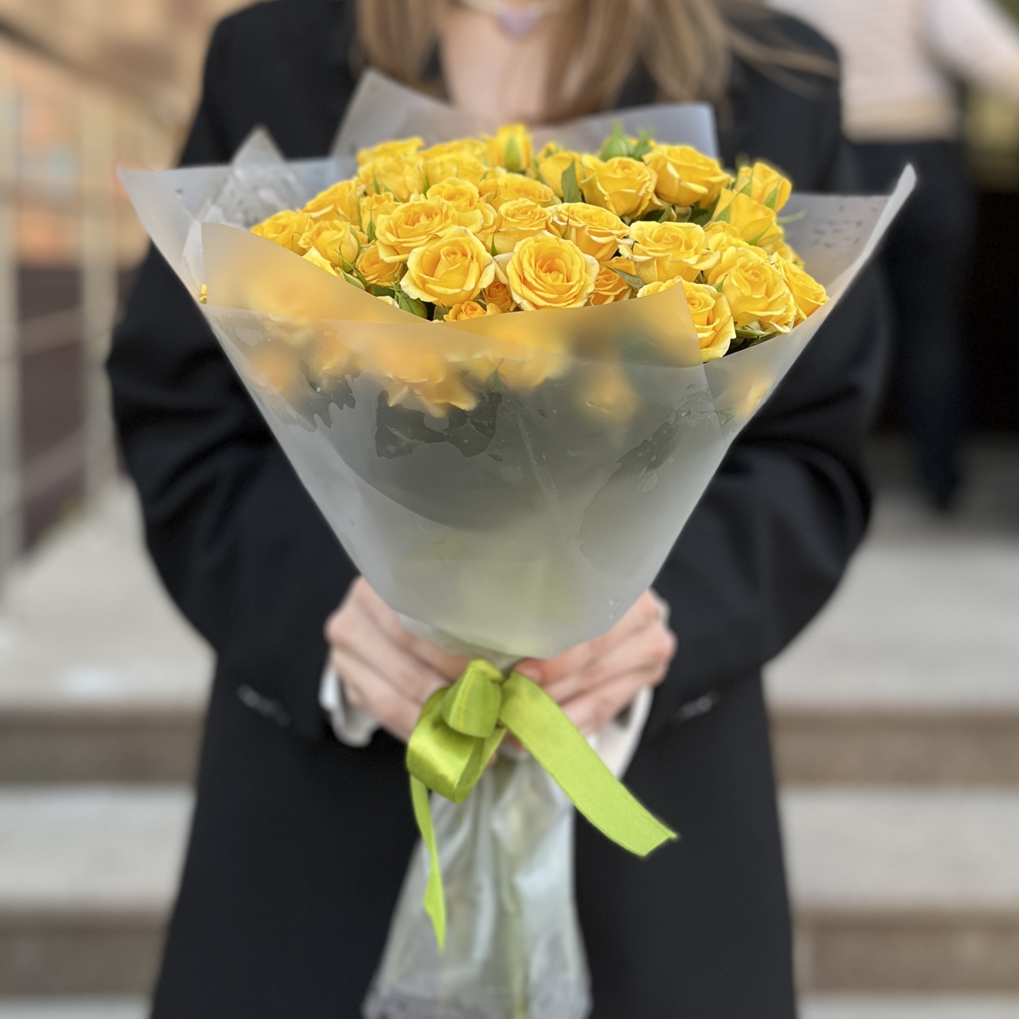 15 кустовых роз Еллоу бейби 40 см