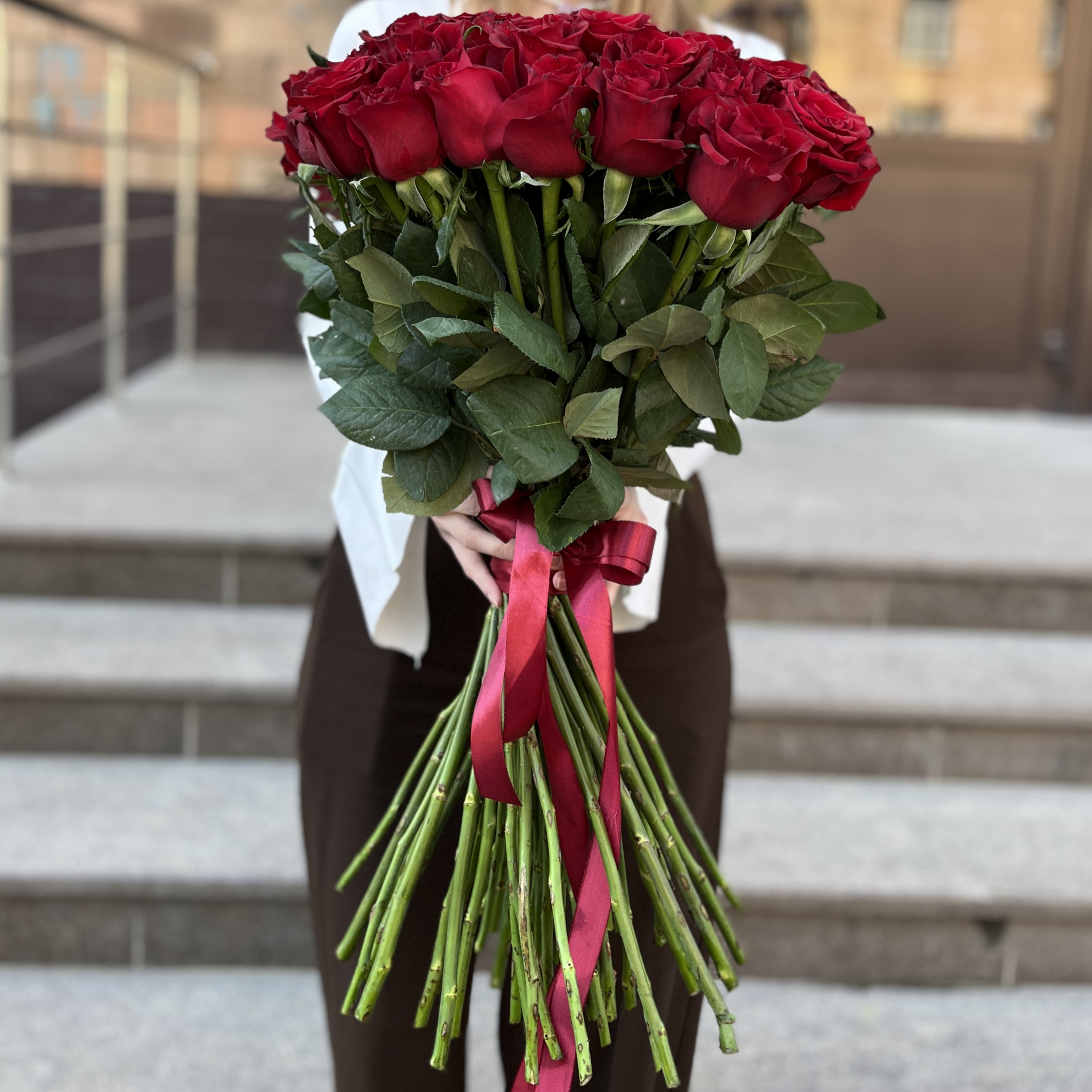 51 красная роза Эвер ред 70 см