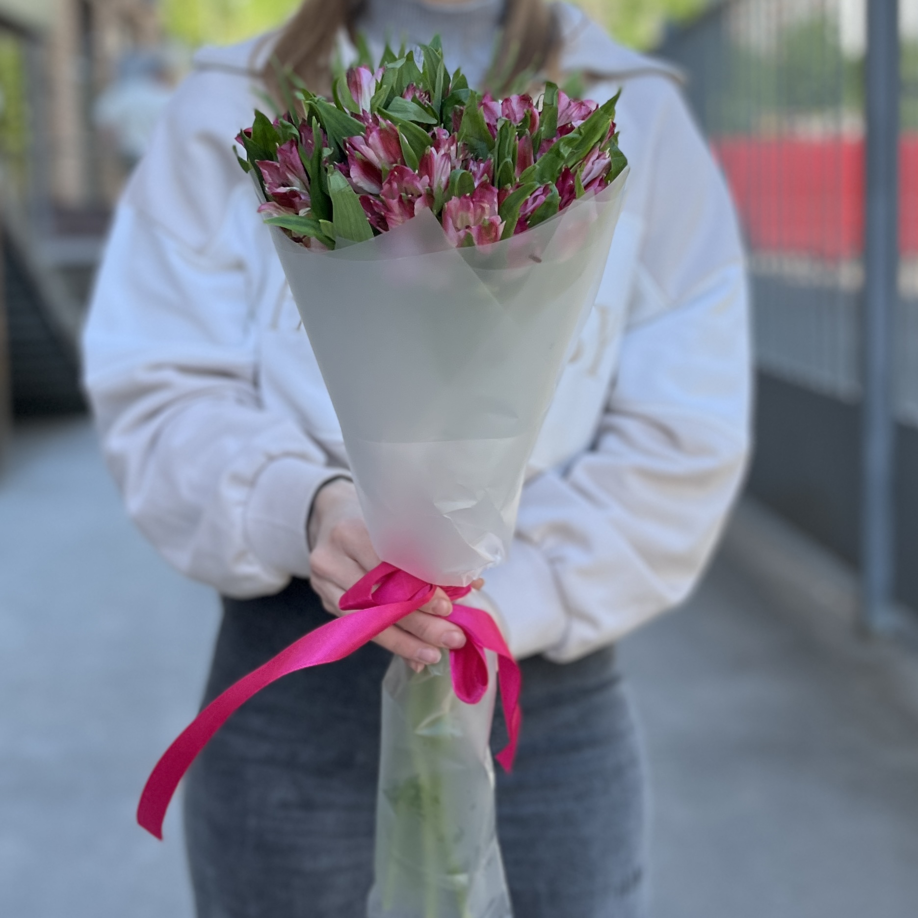 9 малиновых Альстромерий