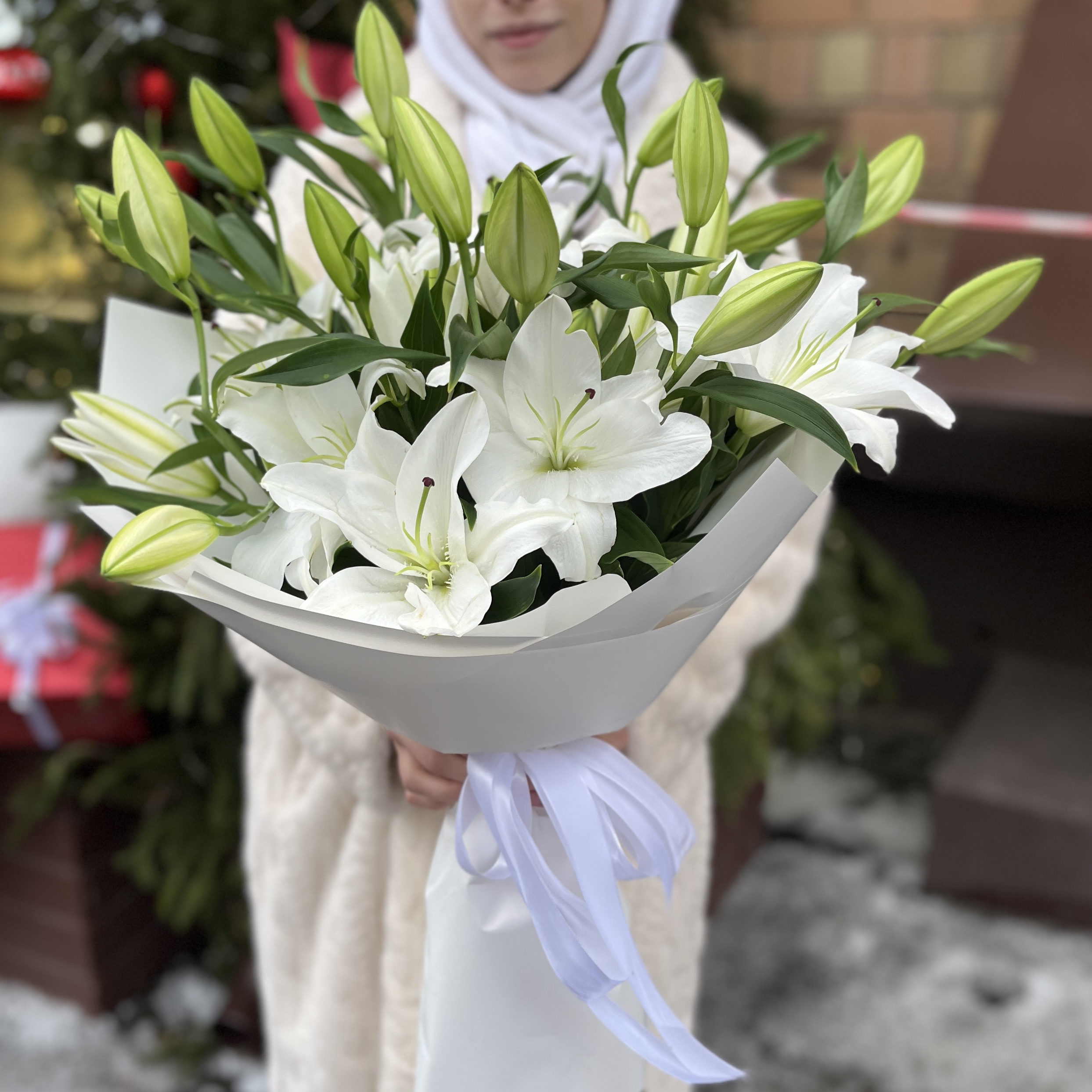 9 белых Восточных лилий