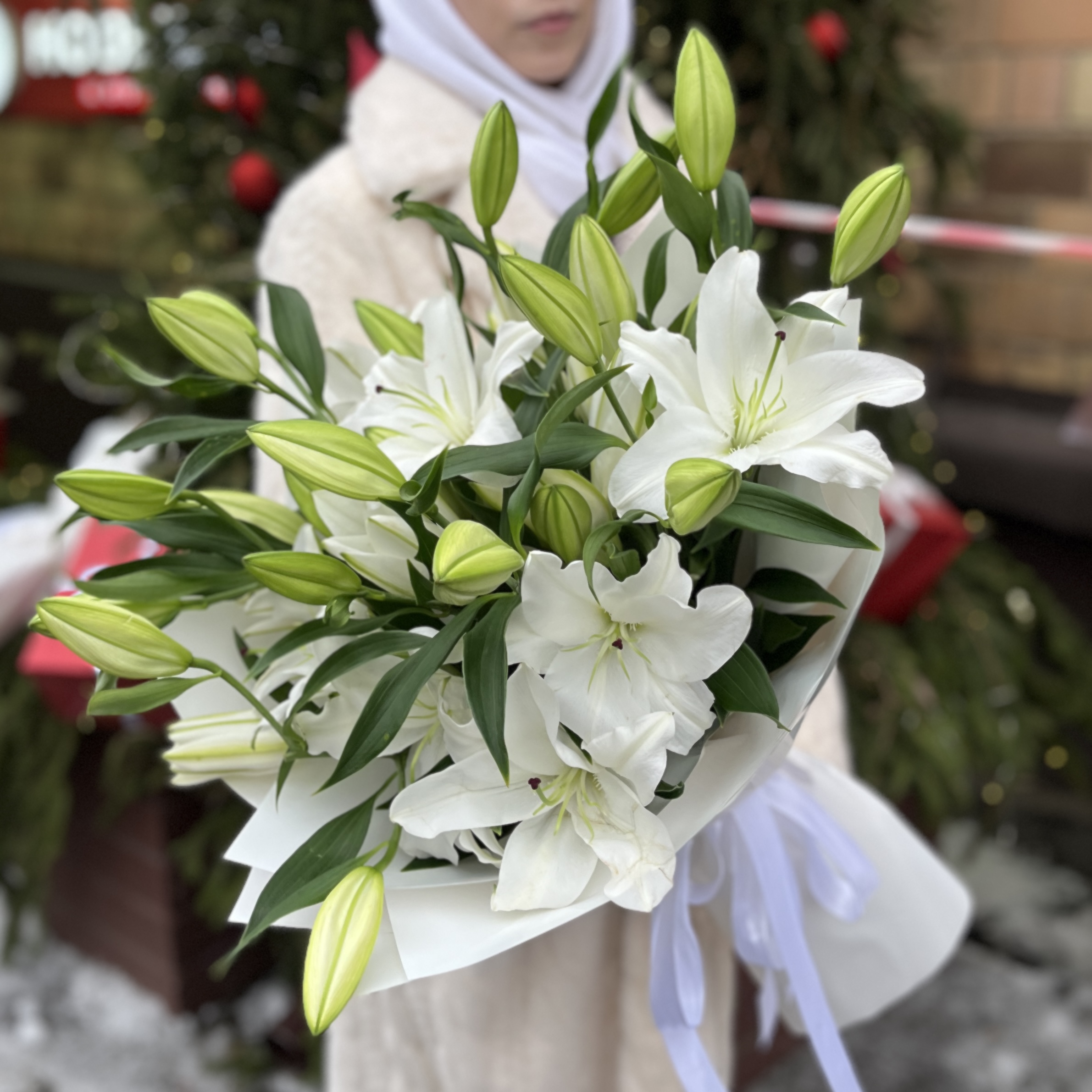 9 белых Восточных лилий