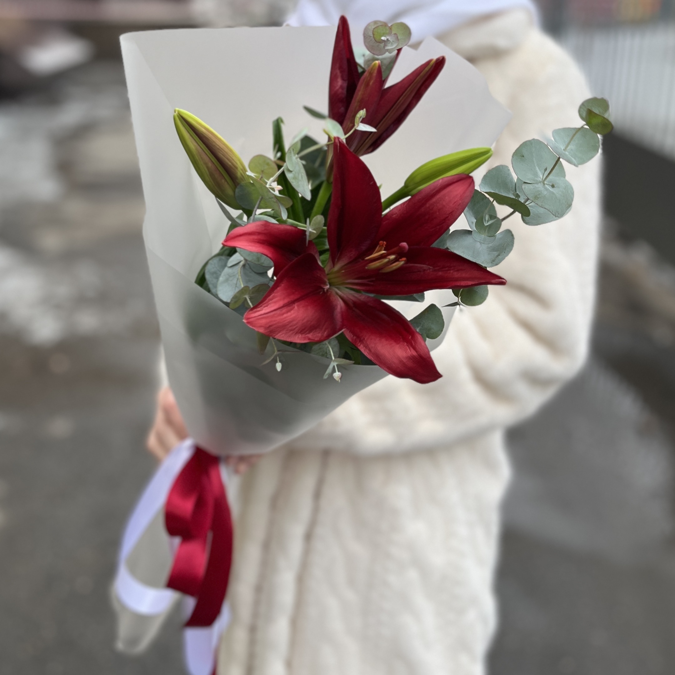 Бордовая лилия с эвкалиптом