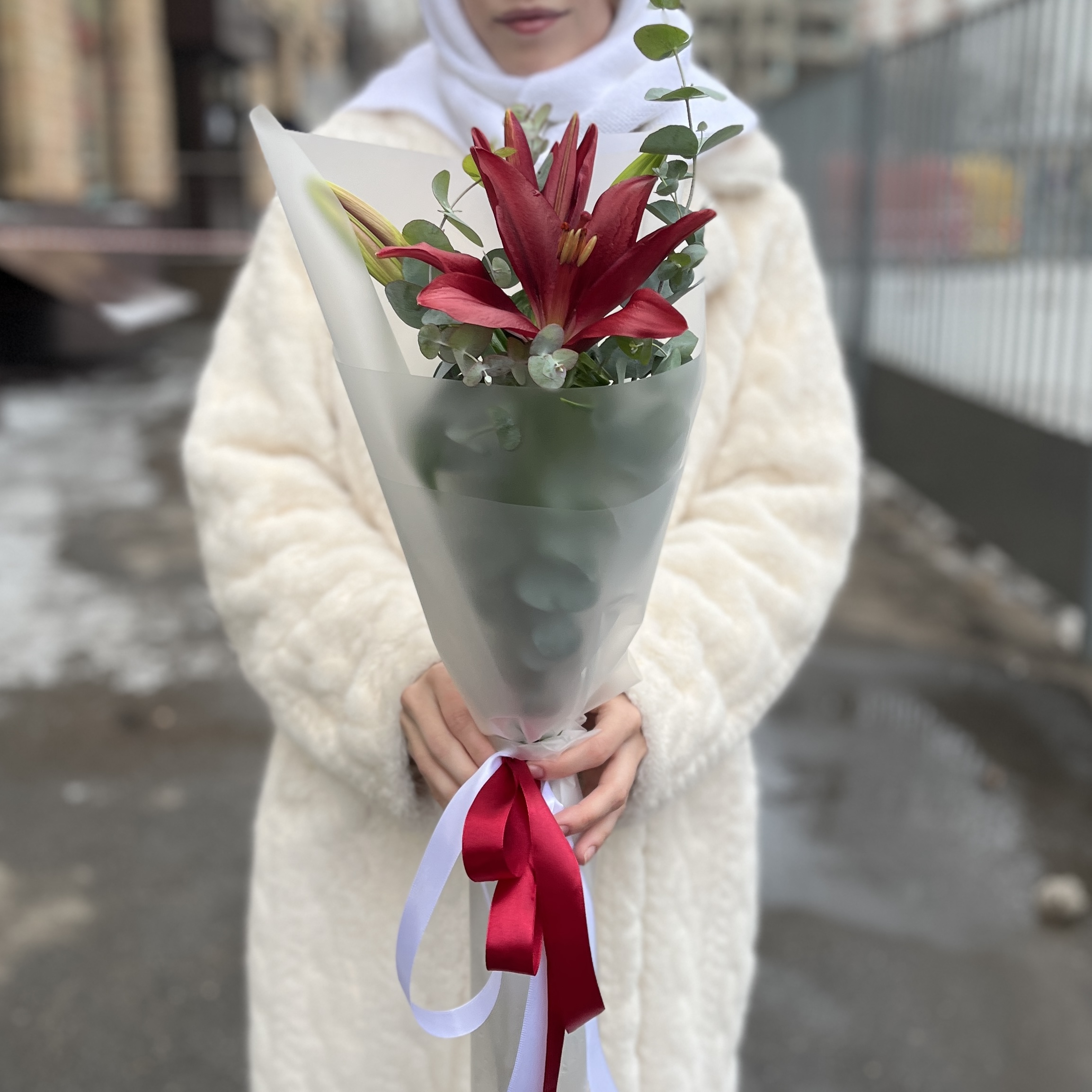 Бордовая лилия с эвкалиптом