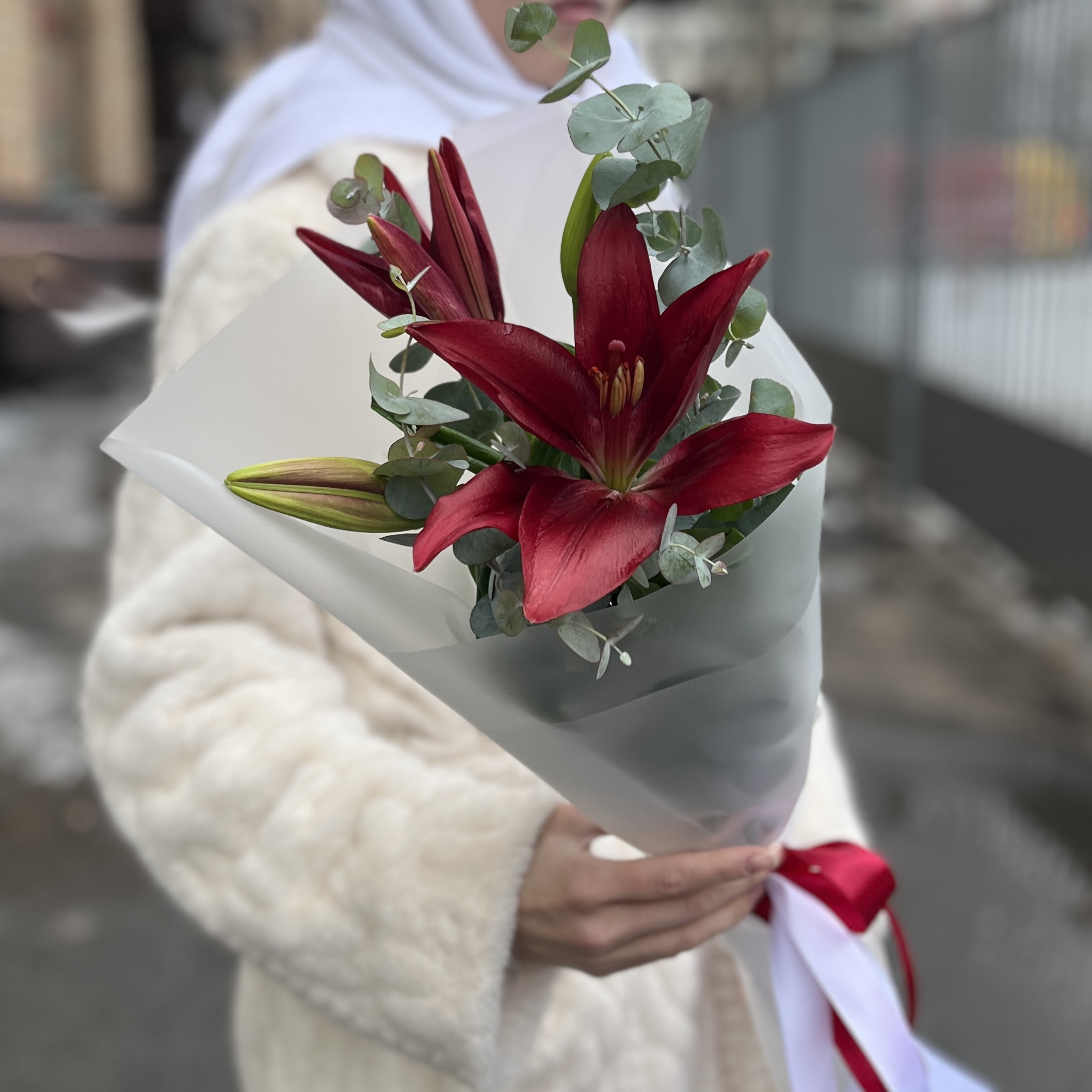 Бордовая лилия с эвкалиптом