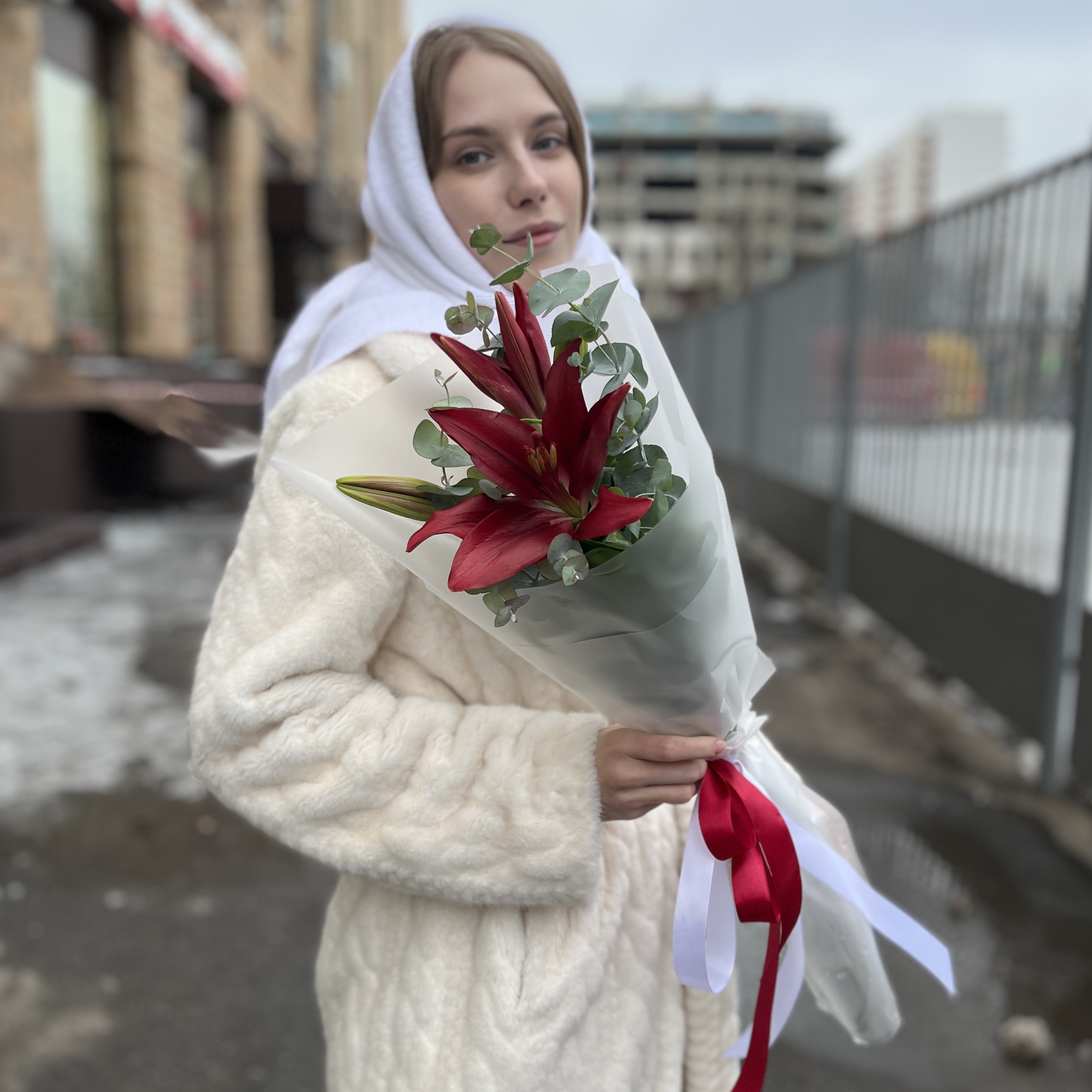 Бордовая лилия с эвкалиптом