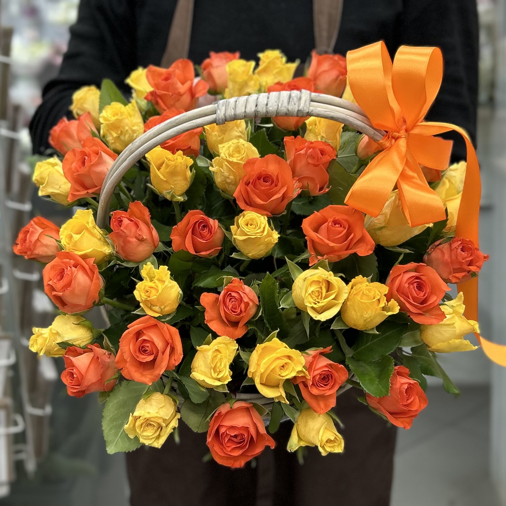 61 желтая и оранжевая роза 40 см в корзине
