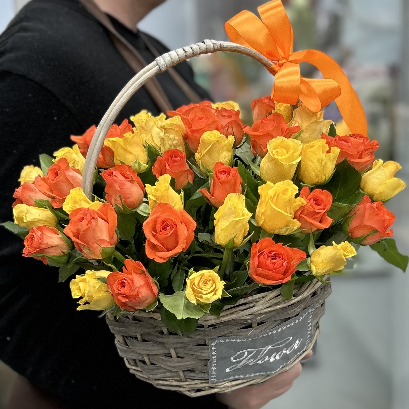 61 желтая и оранжевая роза 40 см в корзине