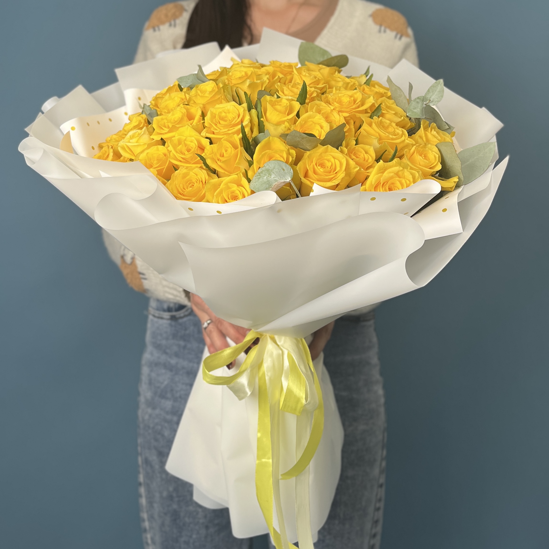 51 желтая роза на Золотую свадьбу