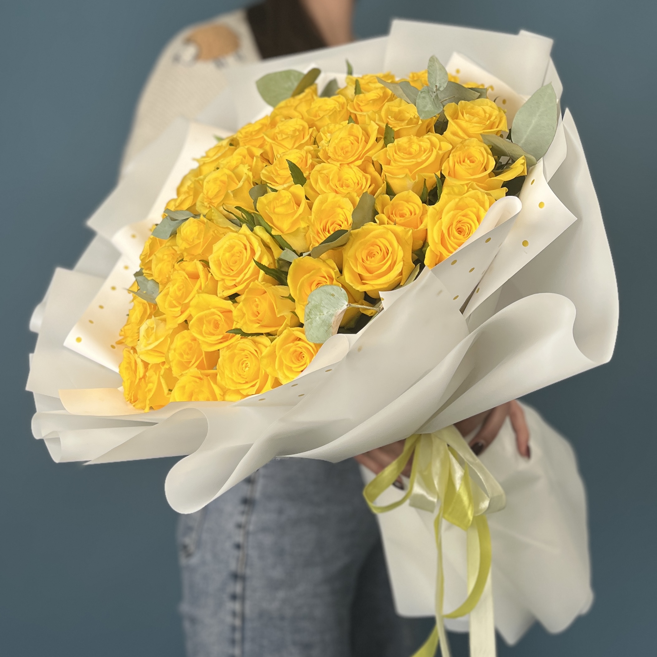 51 желтая роза на Золотую свадьбу