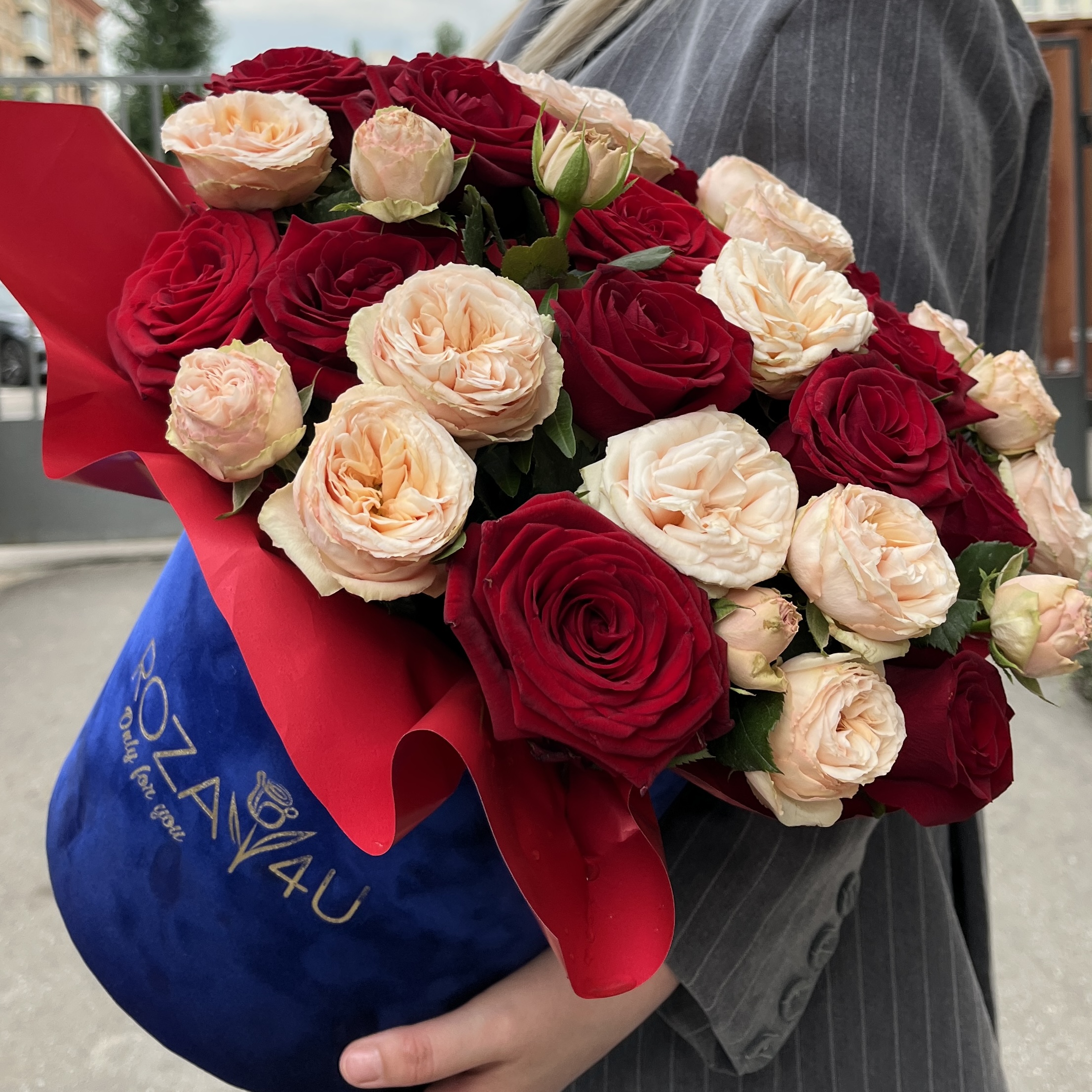 Розы в коробке Огненная нежность