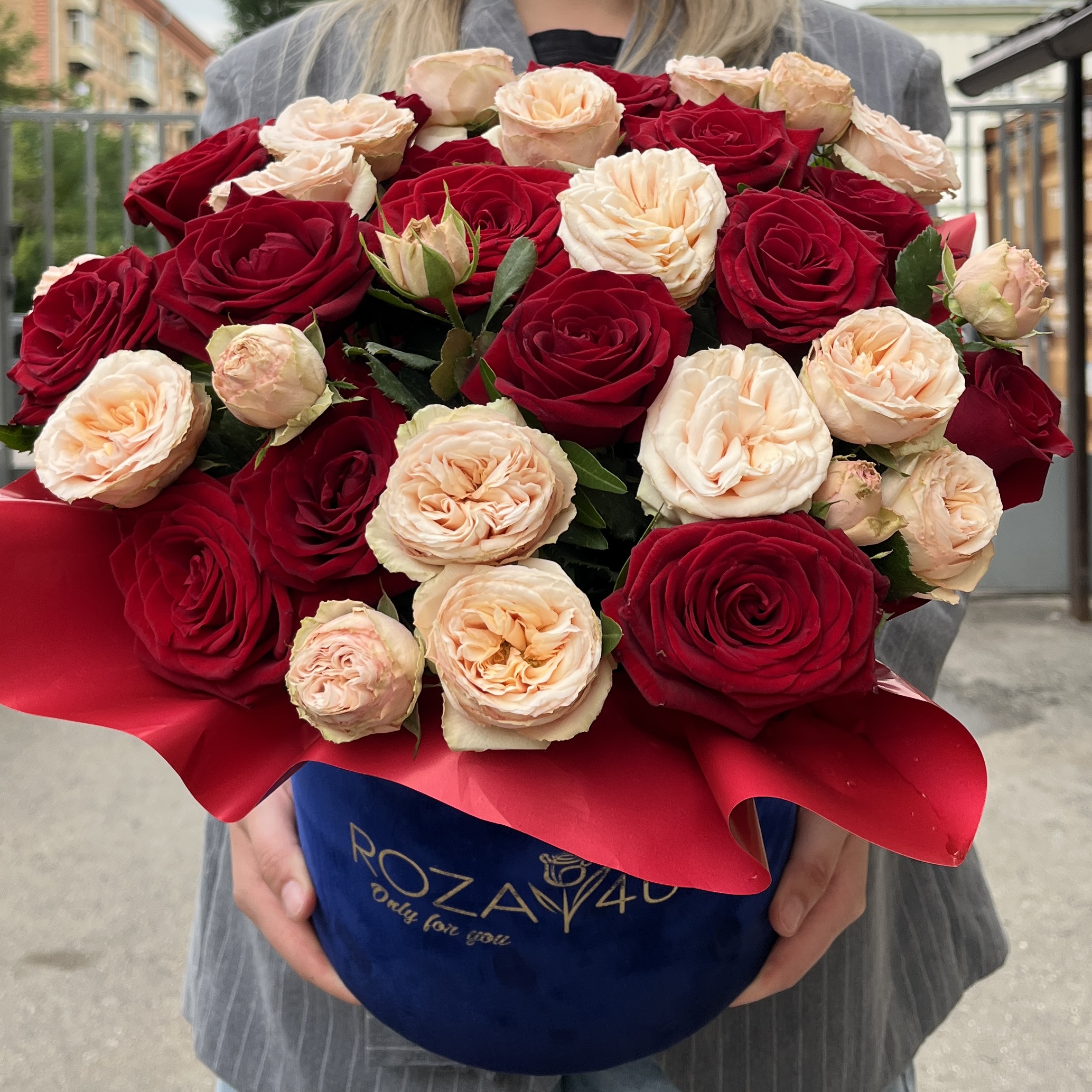 Розы в коробке Огненная нежность