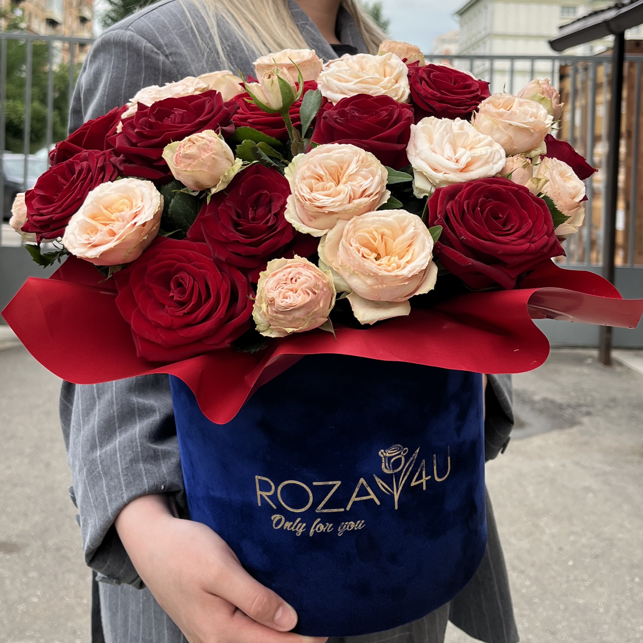 Розы в коробке Огненная нежность