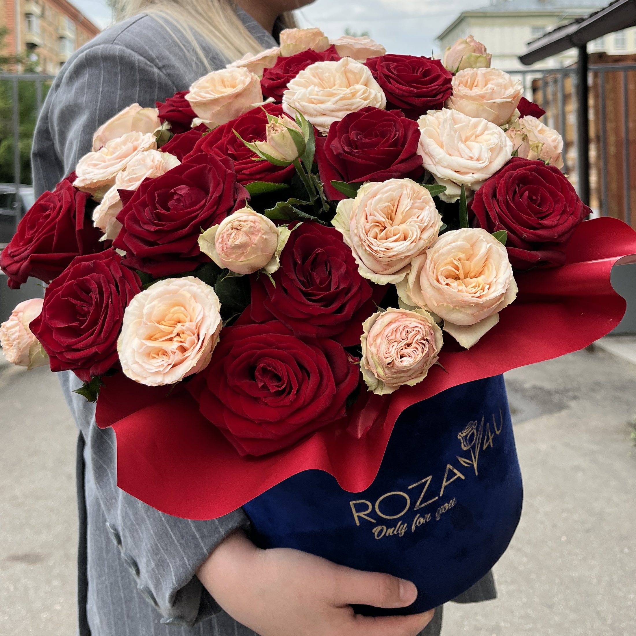 Розы в коробке Огненная нежность