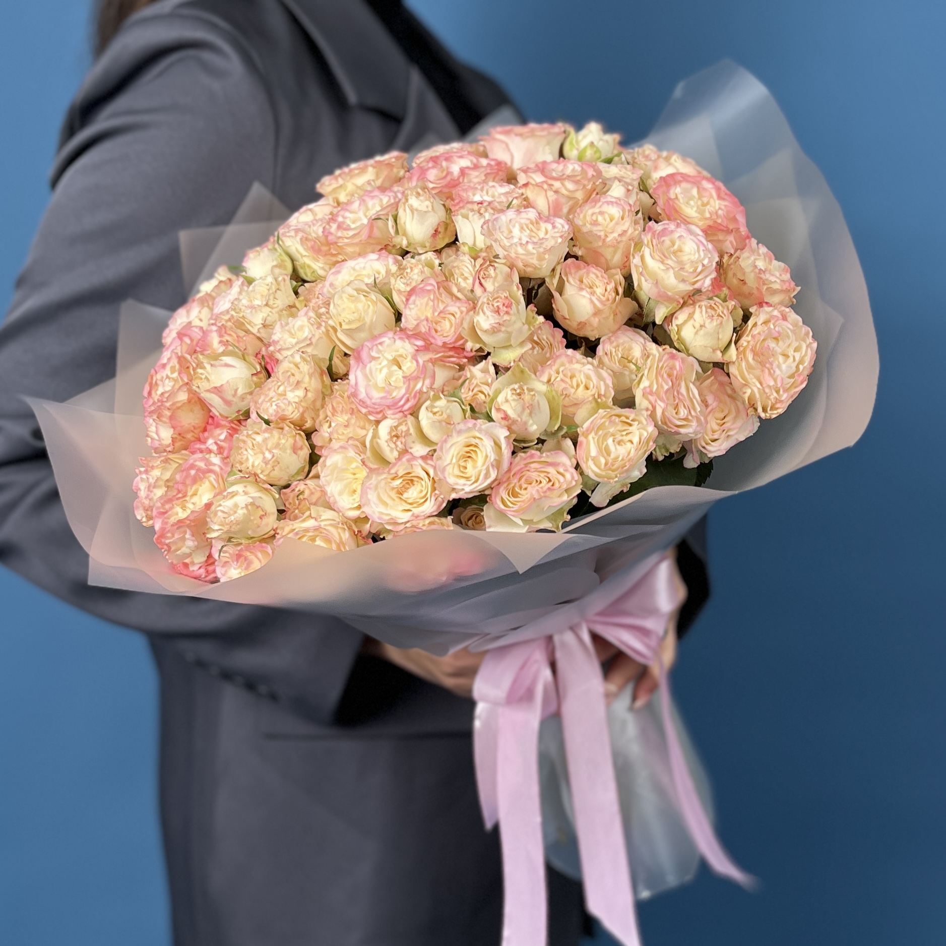 25 пионовидных роз Чарминг Флоу 40 см