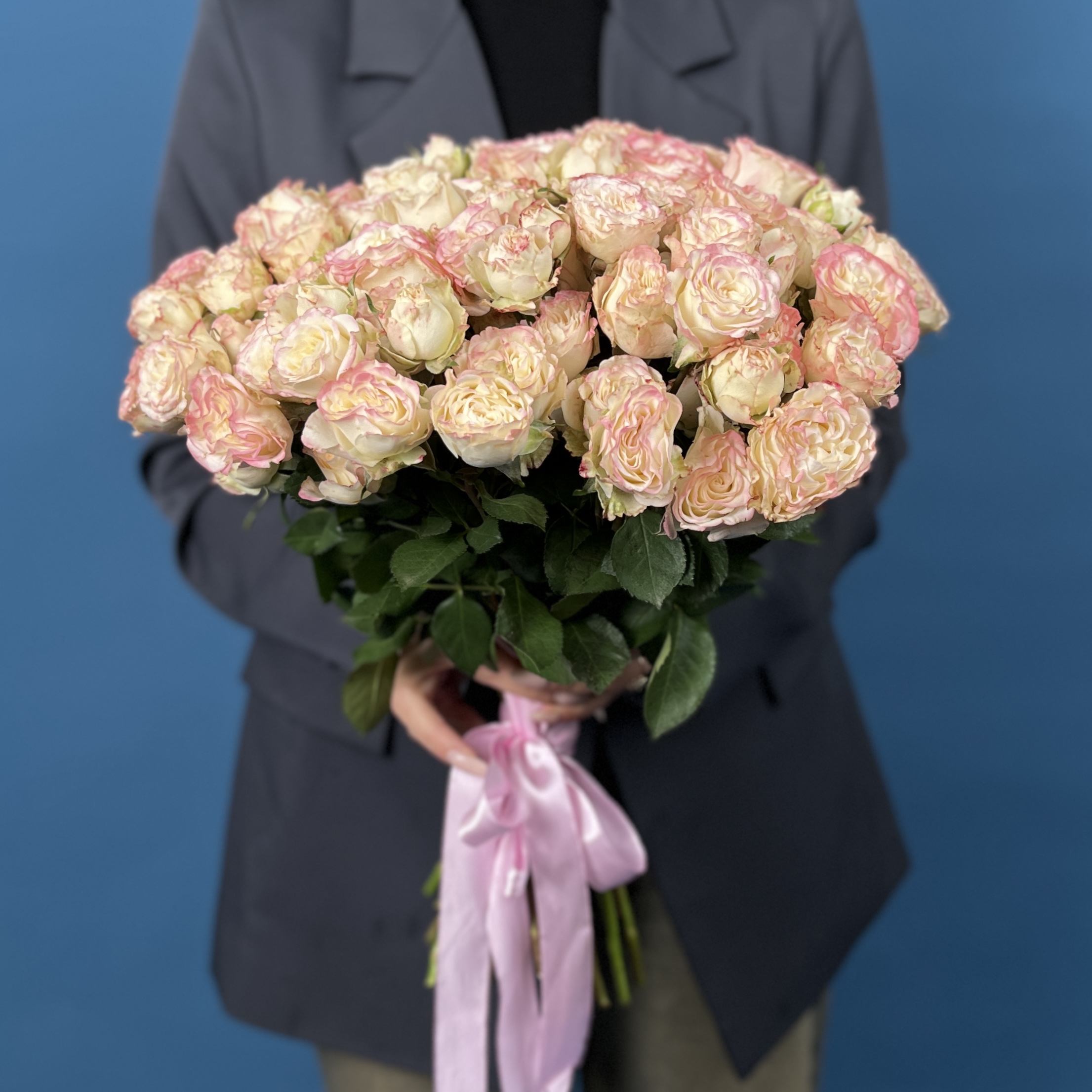 Кустовая пионовидная роза Чарминг Флоу 40 см