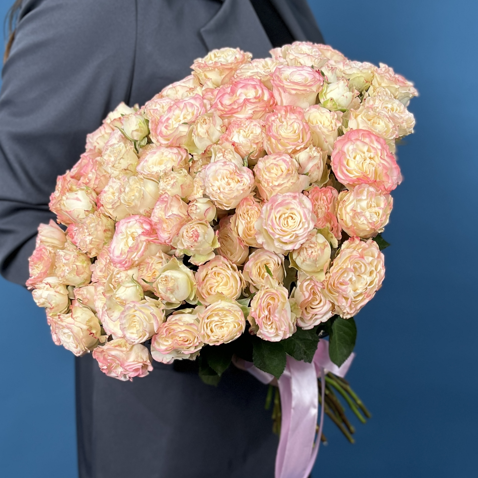 Кустовая пионовидная роза Чарминг Флоу 40 см