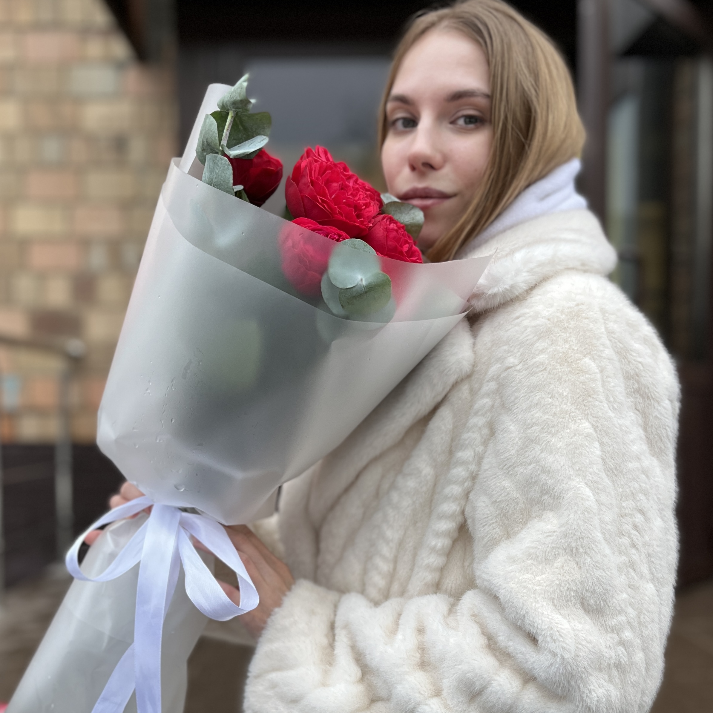 5 красных пионовидных кустовых роз Ред Пиано 40 см