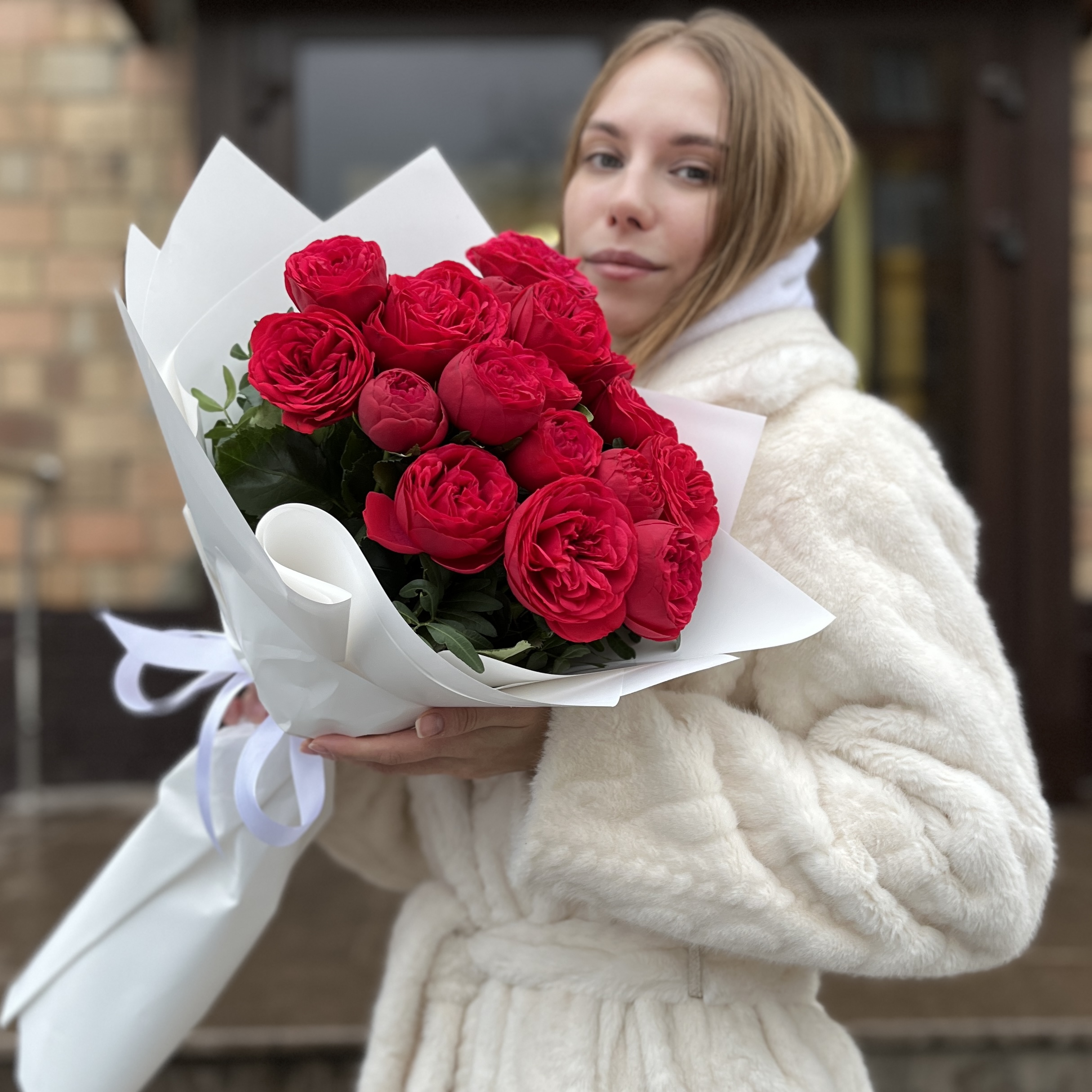 9 красных кустовых пионовидных роз Ред Пиано 70 см