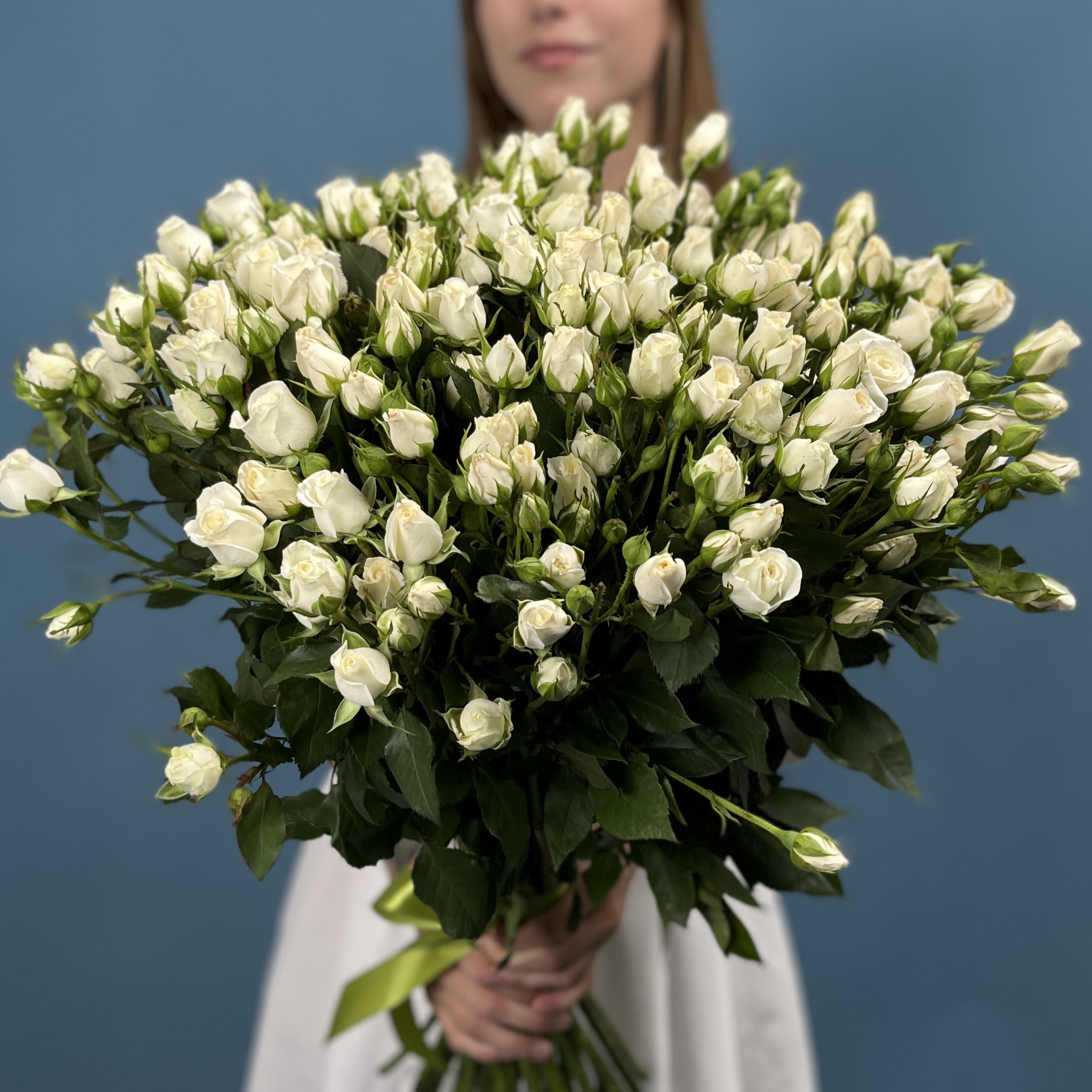 35 кустовых роз Сноу Бабл 70 см