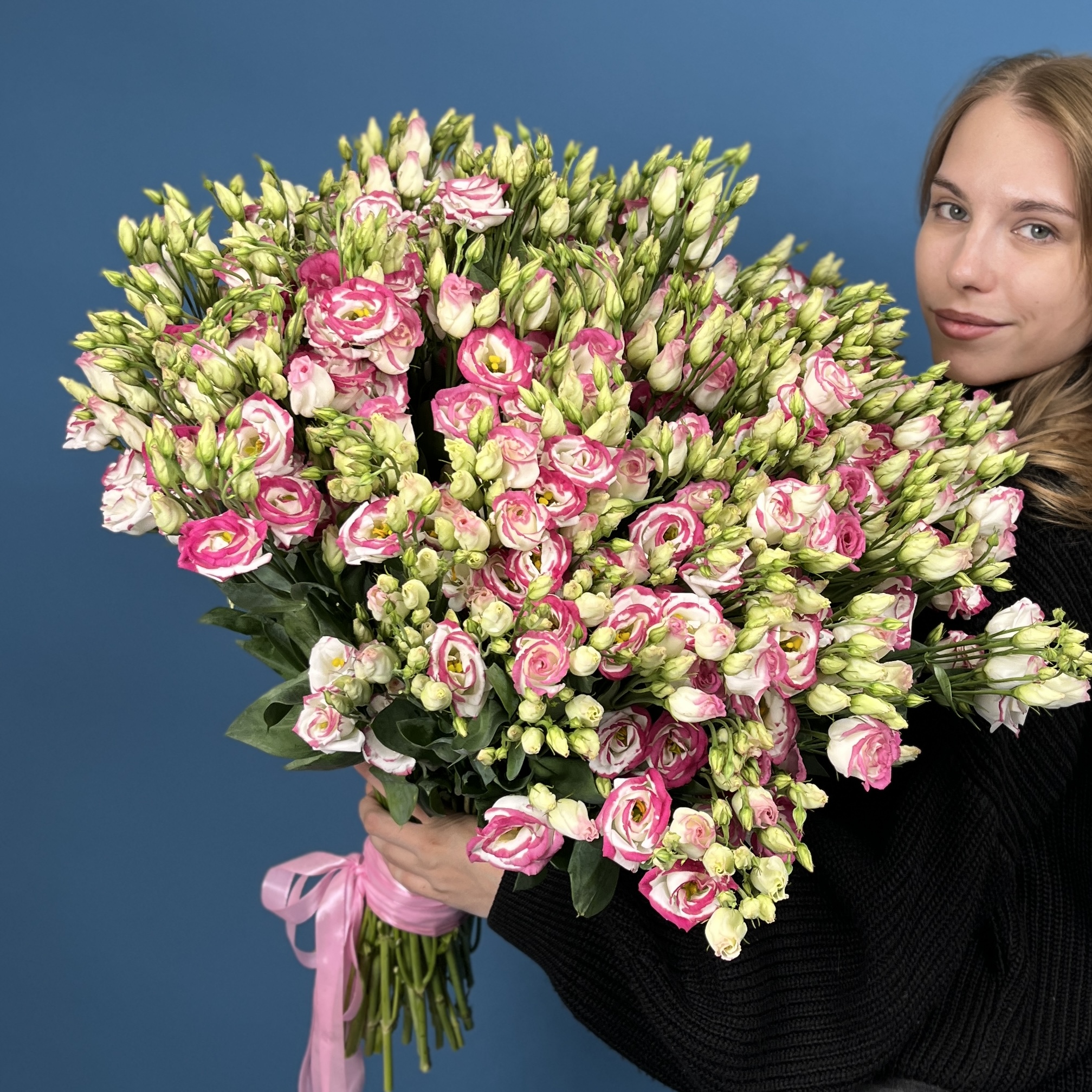 75 пышных бело-розовых эустом