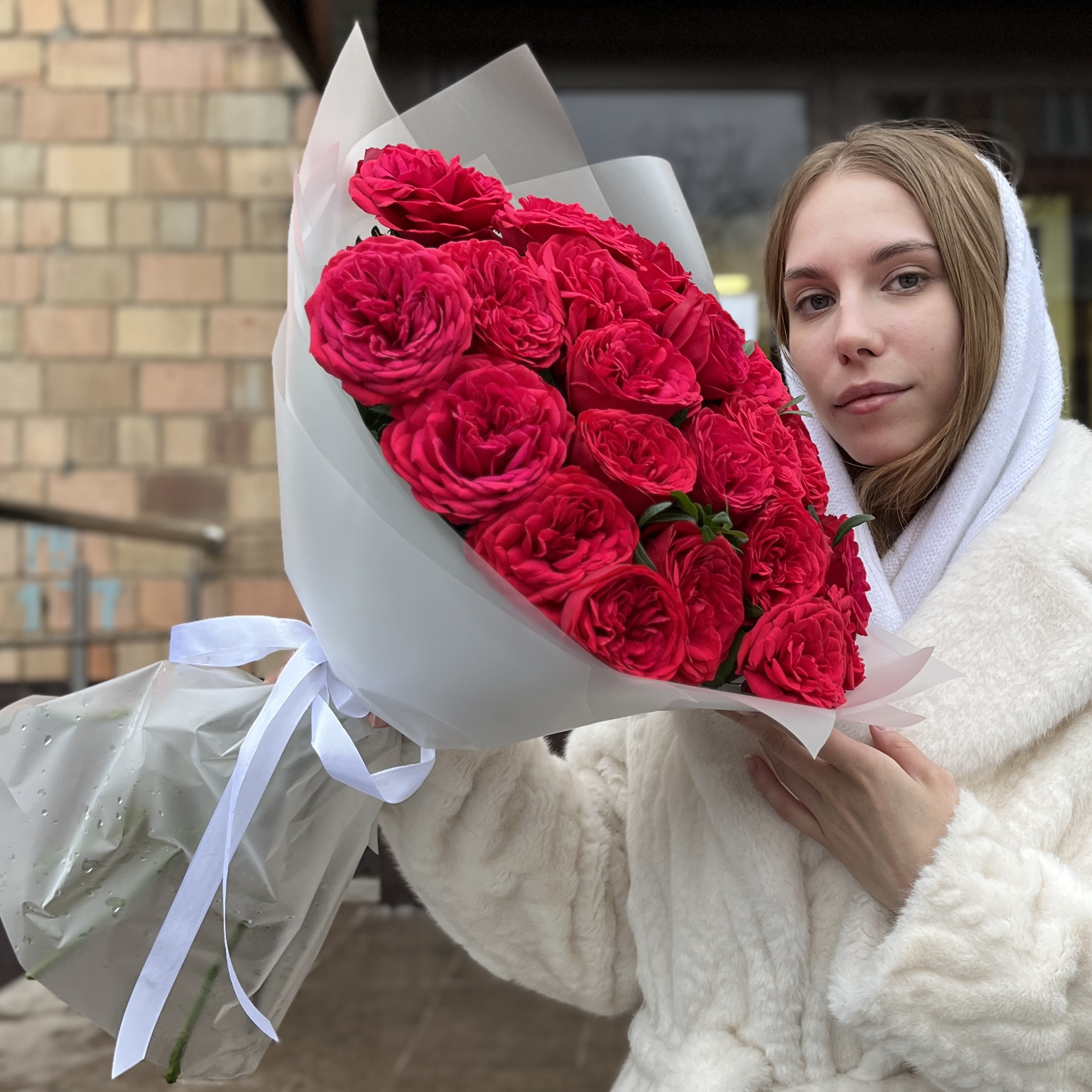 11 красных кустовых пионовидных роз Ред Пиано 70 см